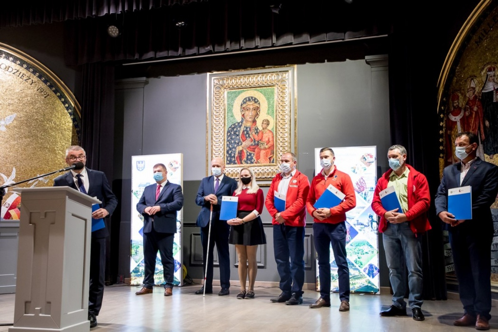 Zdjęcie w galerii na portalu naszraciborz.pl: Wojewódzkie obchody Światowego Dnia Turystyki na Jasnej Górze. Starosta raciborski osobowością roku wiadomości z regionu