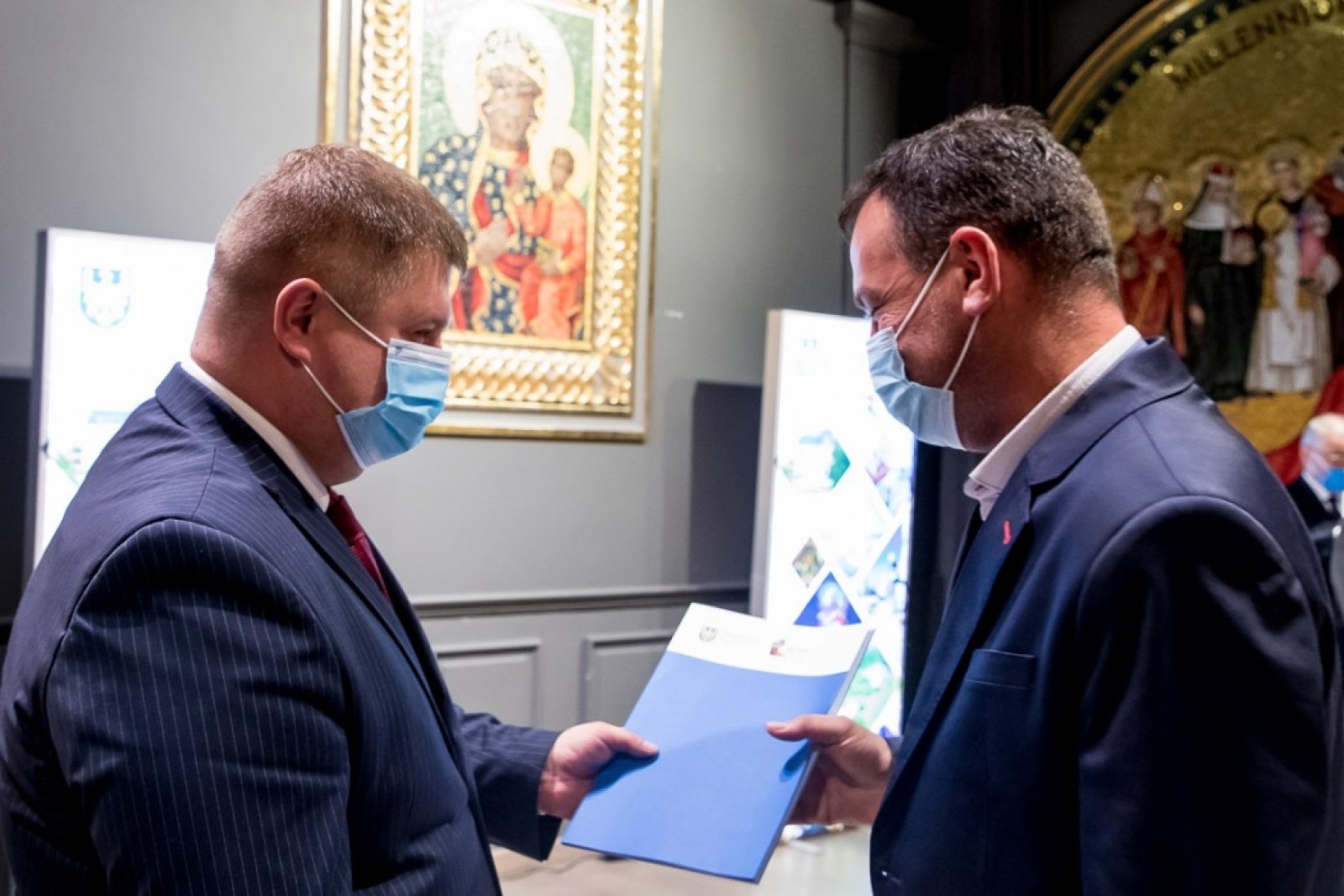 Zdjęcie w galerii na portalu naszraciborz.pl: Wojewódzkie obchody Światowego Dnia Turystyki na Jasnej Górze. Starosta raciborski osobowością roku wiadomości z regionu