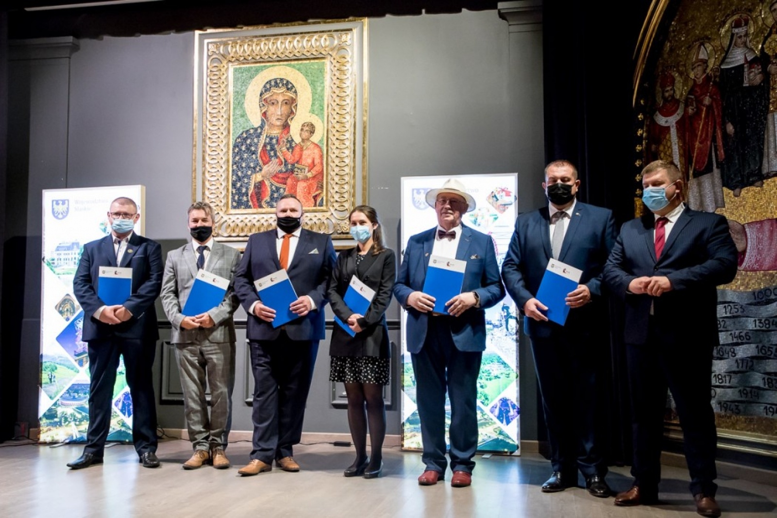 Zdjęcie w galerii na portalu naszraciborz.pl: Wojewódzkie obchody Światowego Dnia Turystyki na Jasnej Górze. Starosta raciborski osobowością roku wiadomości z regionu