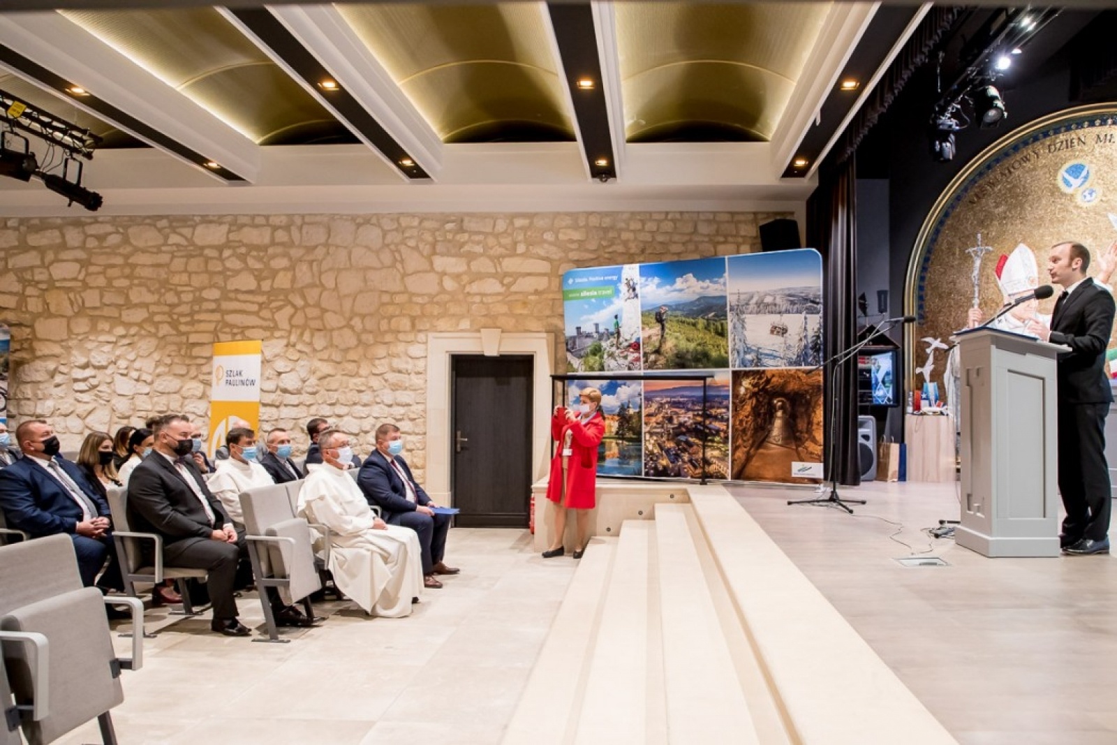 Zdjęcie w galerii na portalu naszraciborz.pl: Wojewódzkie obchody Światowego Dnia Turystyki na Jasnej Górze. Starosta raciborski osobowością roku wiadomości z regionu