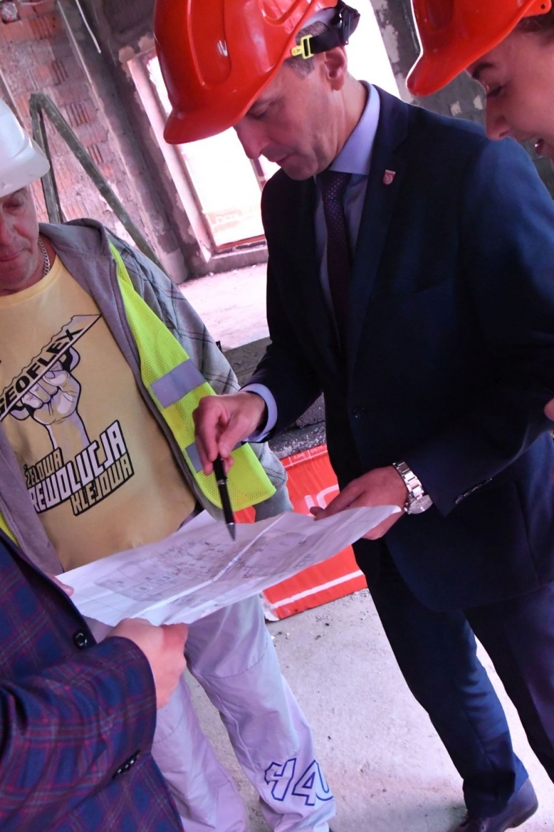 Zdjęcie w galerii na portalu naszraciborz.pl: Pną się do góry żłobka mury. Trwają zapisy do nowej placówki wiadomości z regionu