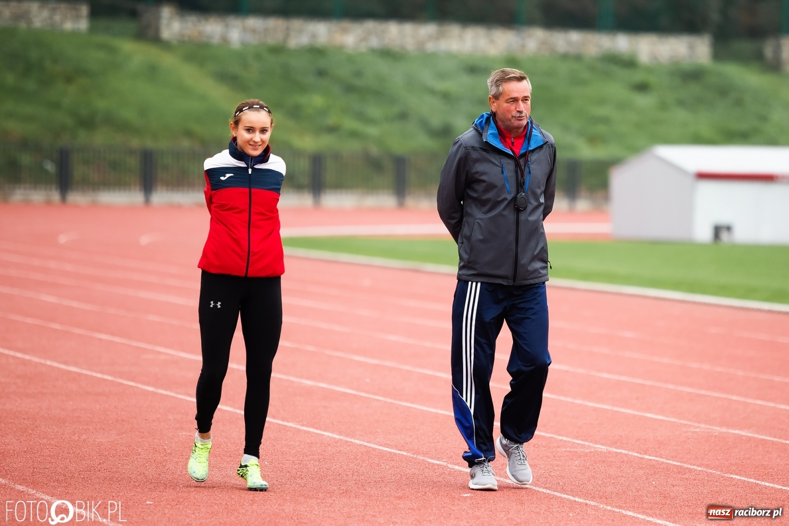 Zdjęcie w galerii na portalu naszraciborz.pl: Rywalizacja lekkoatletyczna na stadionie wiadomości z regionu