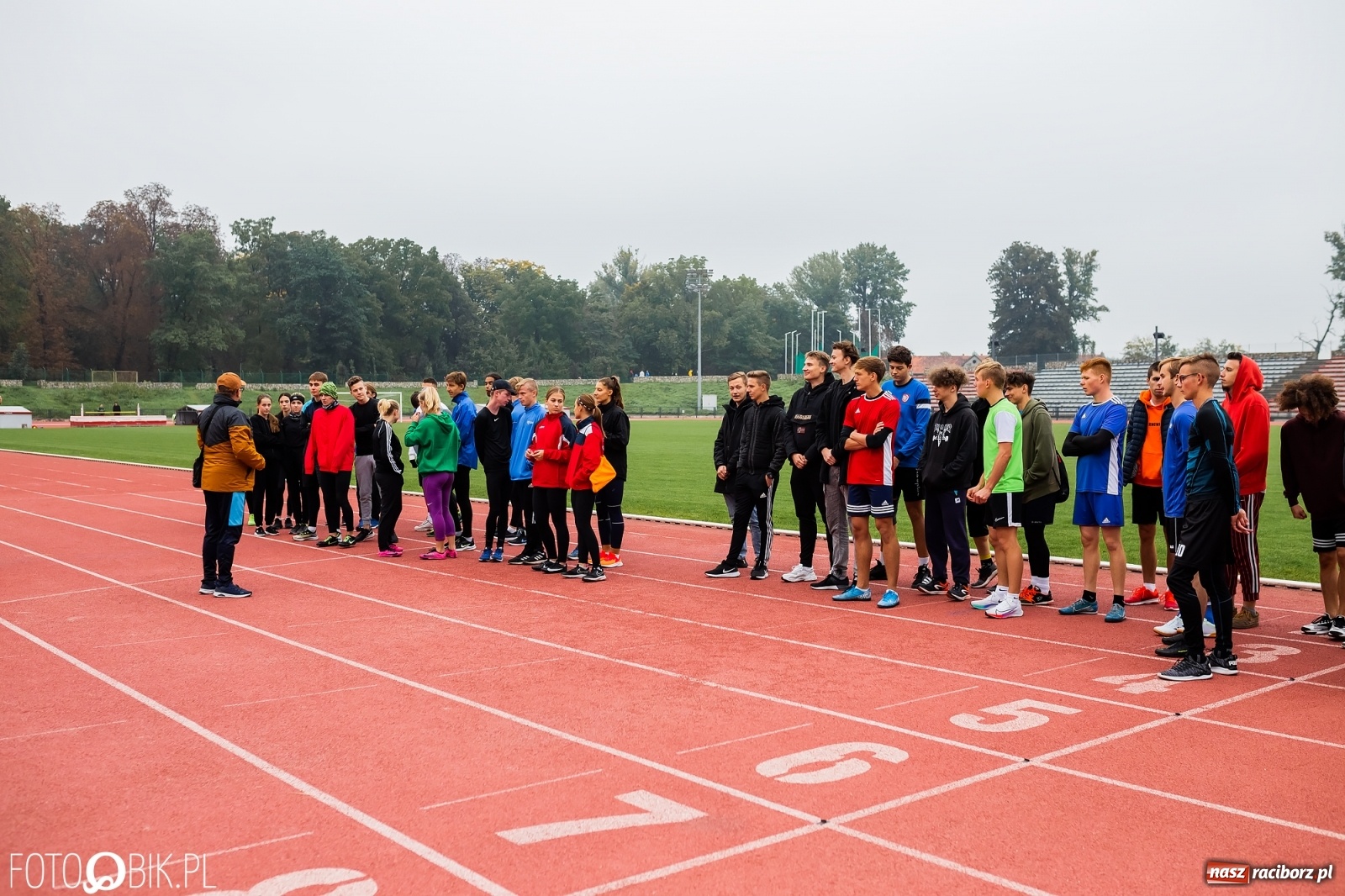 Zdjęcie w galerii na portalu naszraciborz.pl: Rywalizacja lekkoatletyczna na stadionie wiadomości z regionu