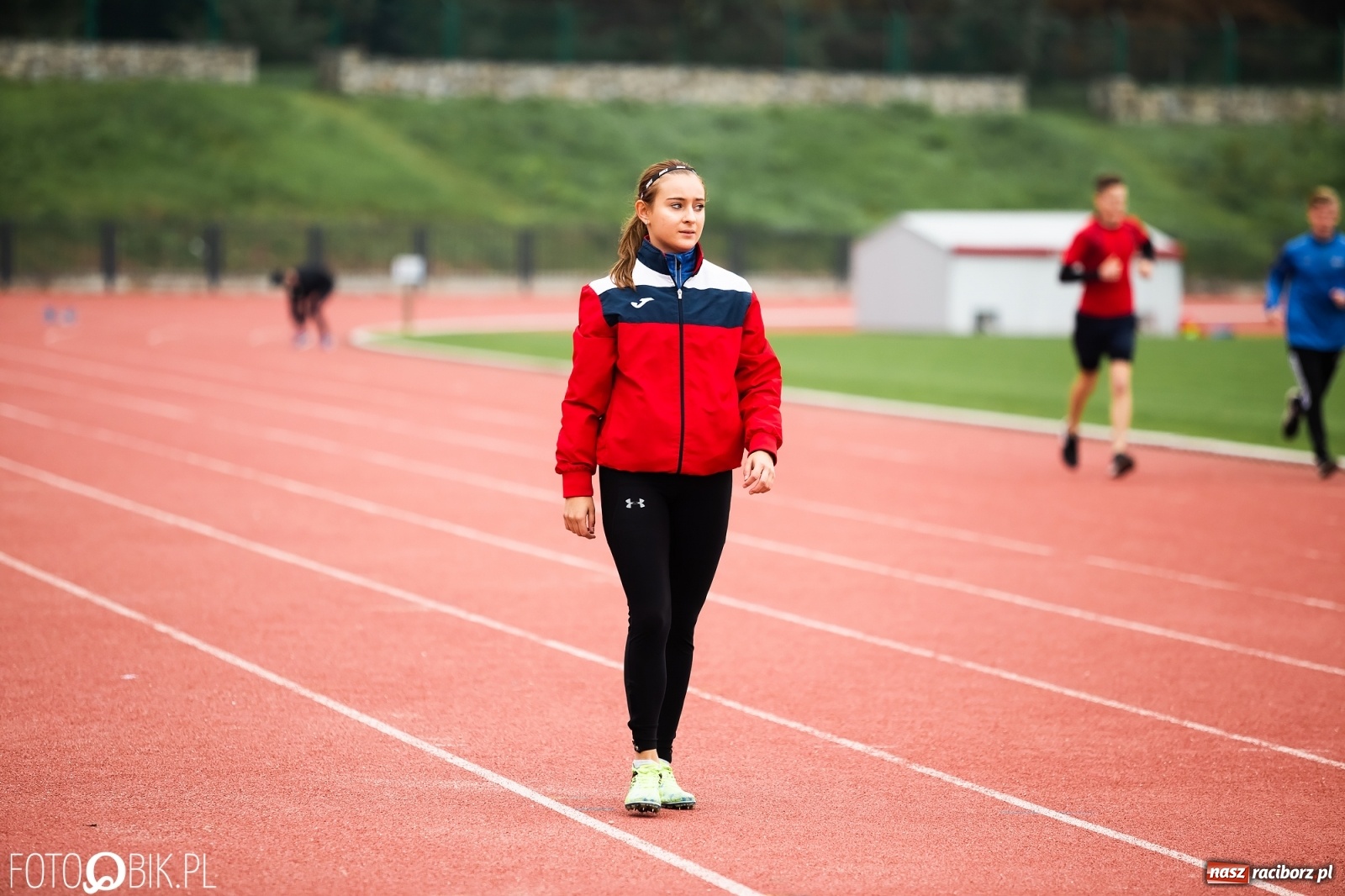 Zdjęcie w galerii na portalu naszraciborz.pl: Rywalizacja lekkoatletyczna na stadionie wiadomości z regionu