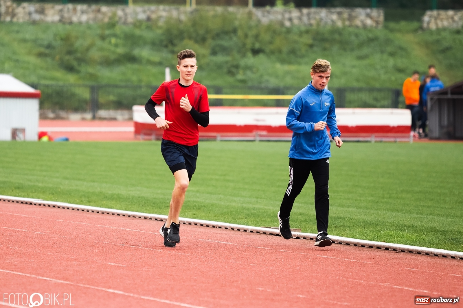 Zdjęcie w galerii na portalu naszraciborz.pl: Rywalizacja lekkoatletyczna na stadionie wiadomości z regionu