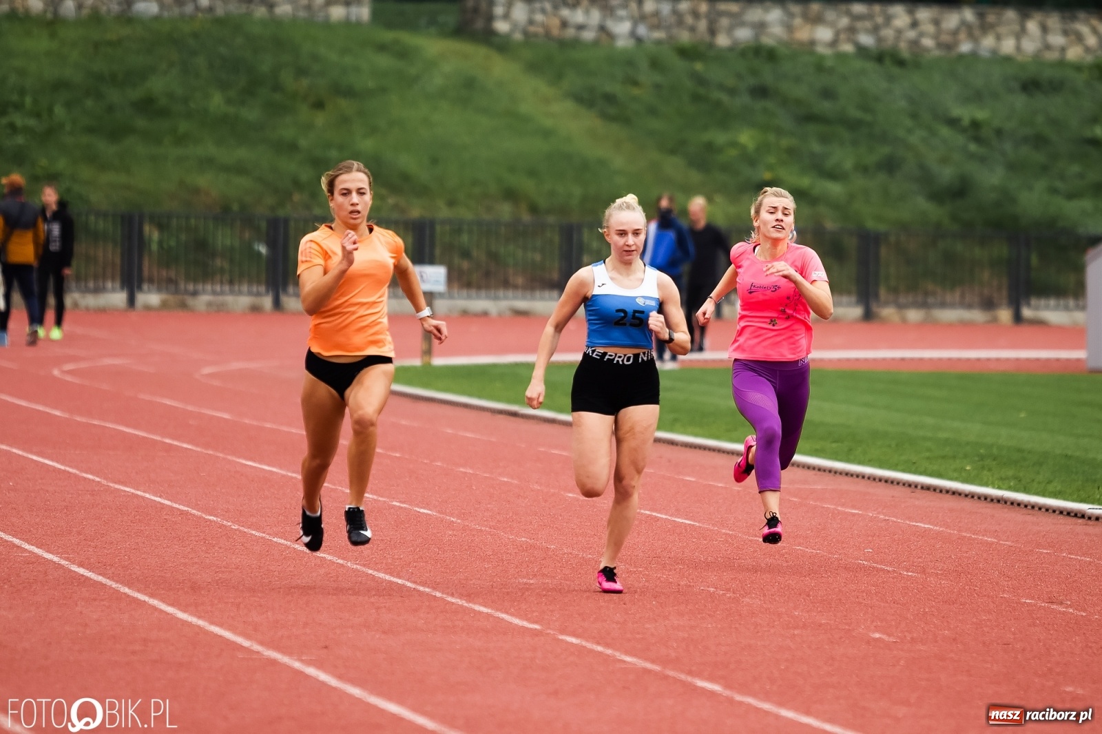 Zdjęcie w galerii na portalu naszraciborz.pl: Rywalizacja lekkoatletyczna na stadionie wiadomości z regionu