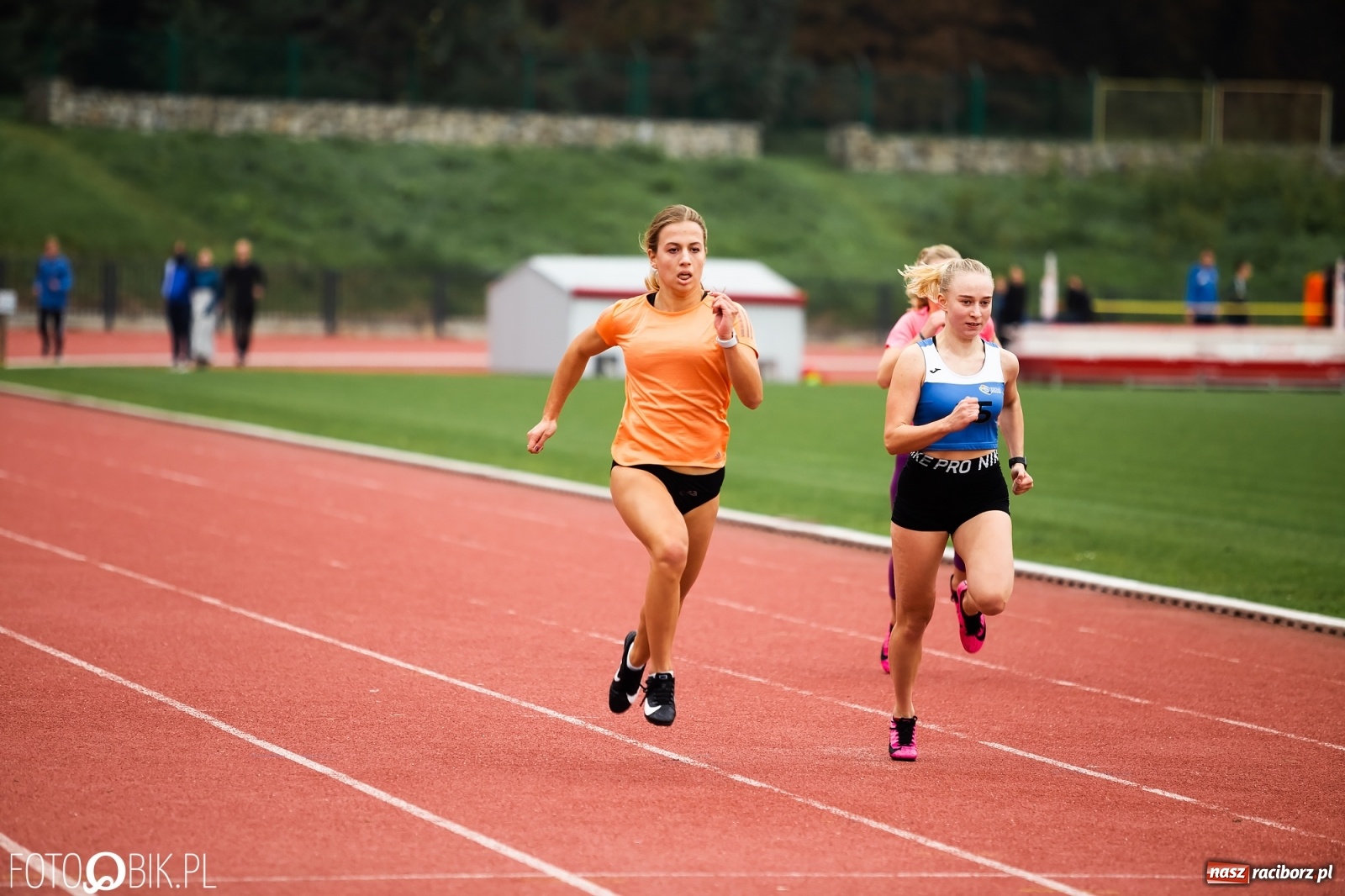 Zdjęcie w galerii na portalu naszraciborz.pl: Rywalizacja lekkoatletyczna na stadionie wiadomości z regionu