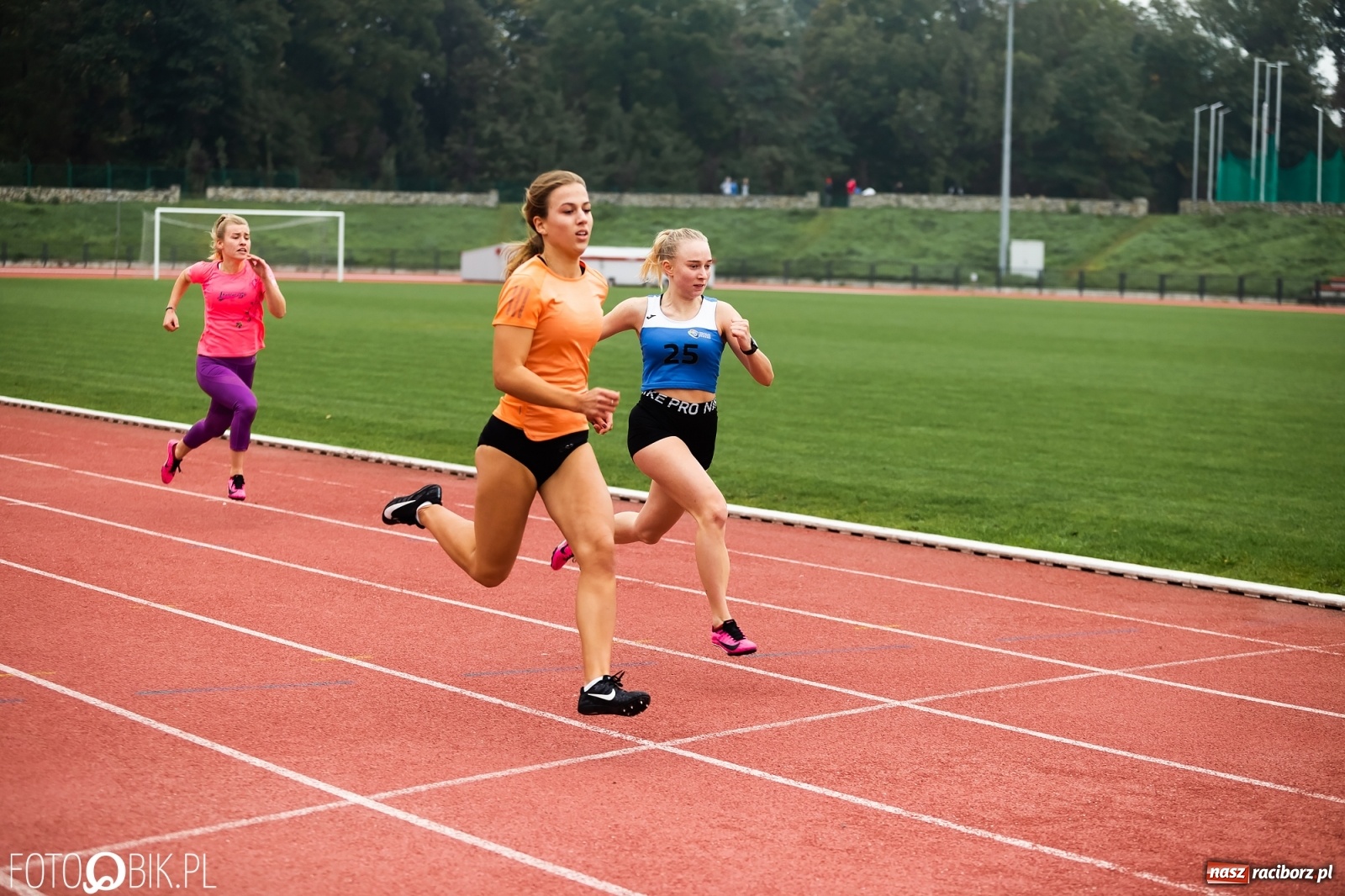 Zdjęcie w galerii na portalu naszraciborz.pl: Rywalizacja lekkoatletyczna na stadionie wiadomości z regionu