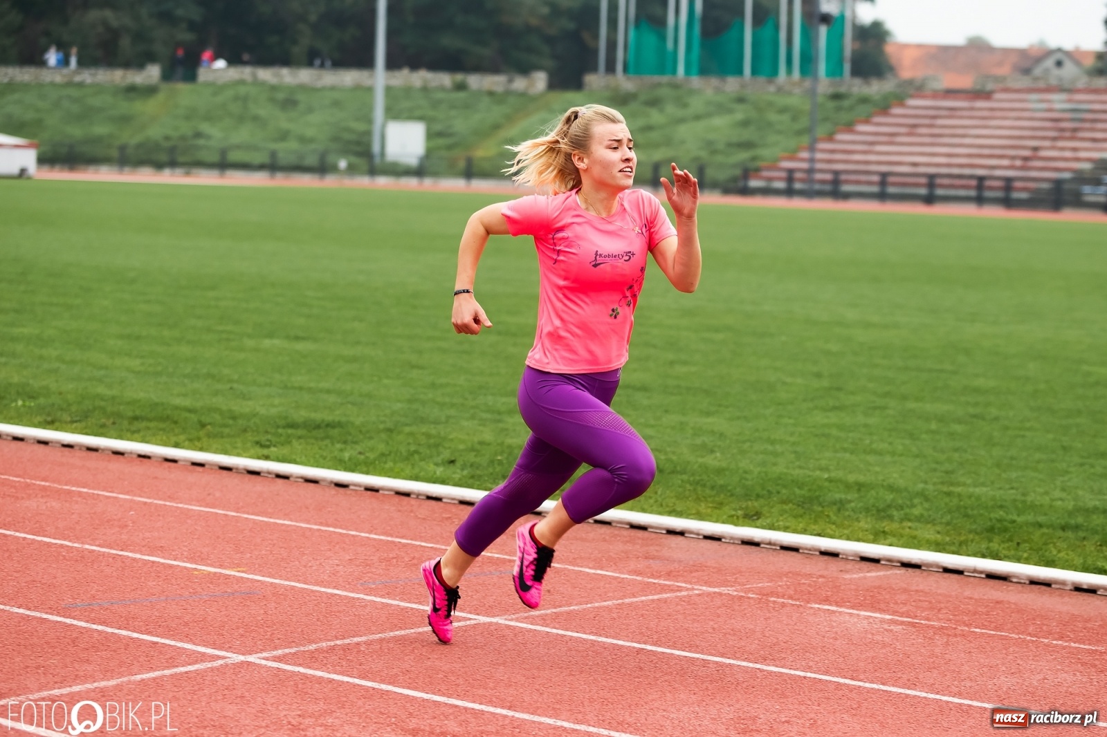 Zdjęcie w galerii na portalu naszraciborz.pl: Rywalizacja lekkoatletyczna na stadionie wiadomości z regionu