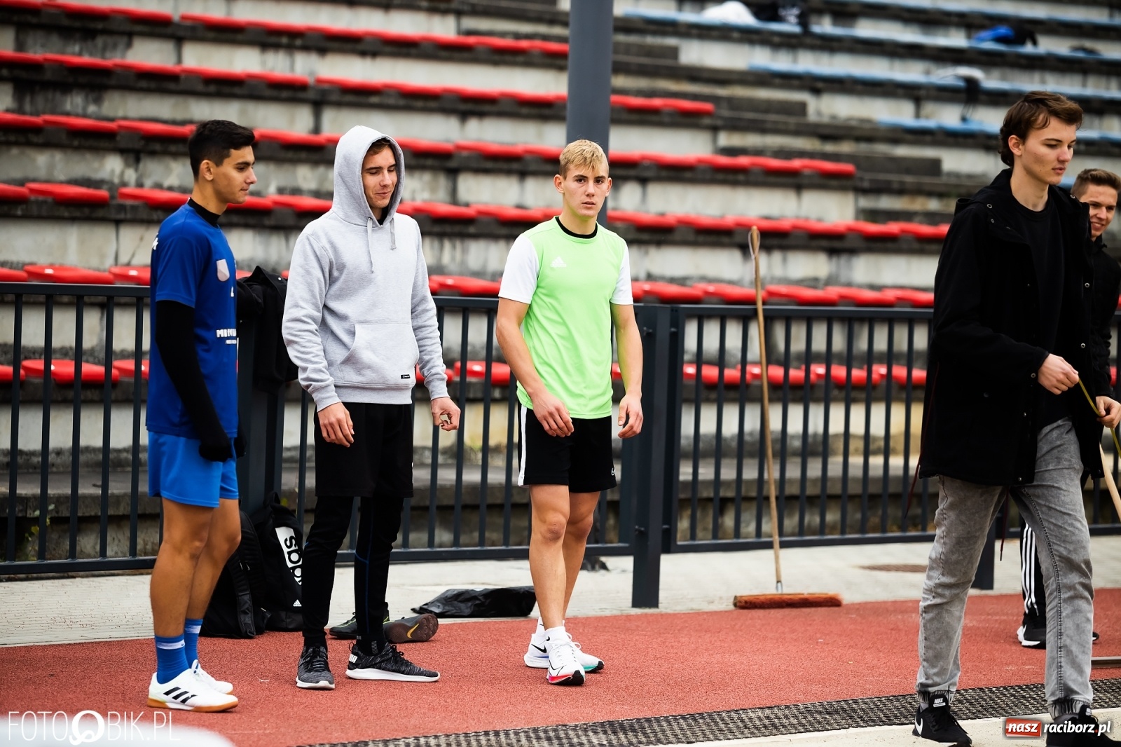 Zdjęcie w galerii na portalu naszraciborz.pl: Rywalizacja lekkoatletyczna na stadionie wiadomości z regionu