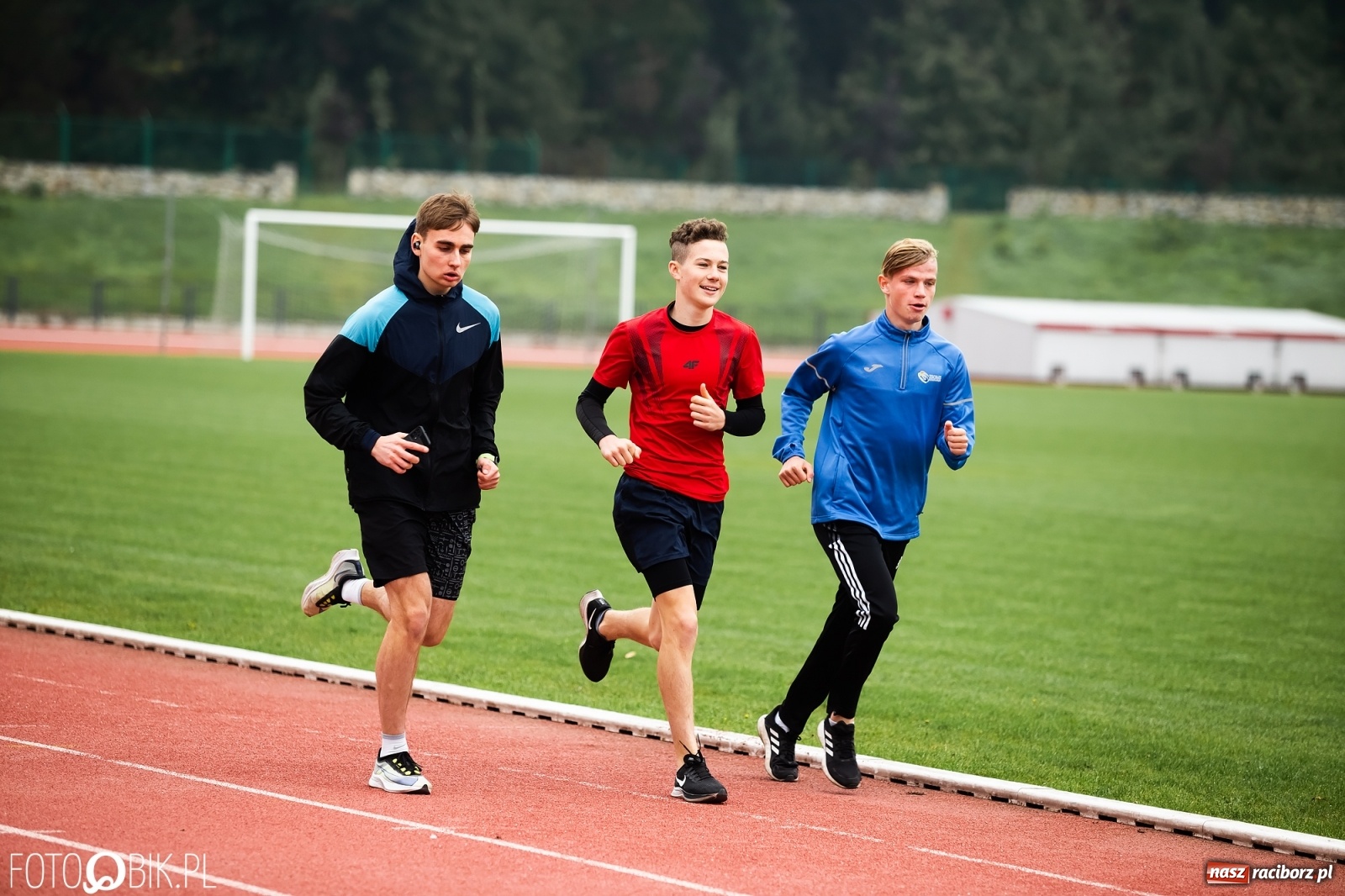 Zdjęcie w galerii na portalu naszraciborz.pl: Rywalizacja lekkoatletyczna na stadionie wiadomości z regionu