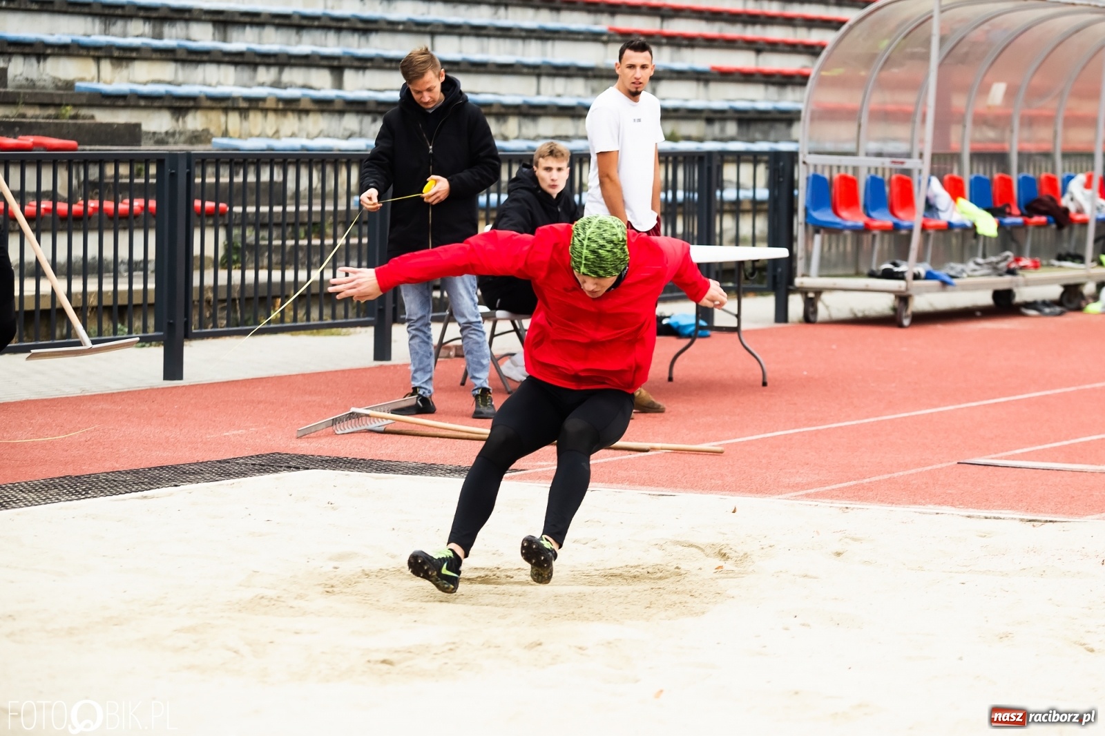 Zdjęcie w galerii na portalu naszraciborz.pl: Rywalizacja lekkoatletyczna na stadionie wiadomości z regionu