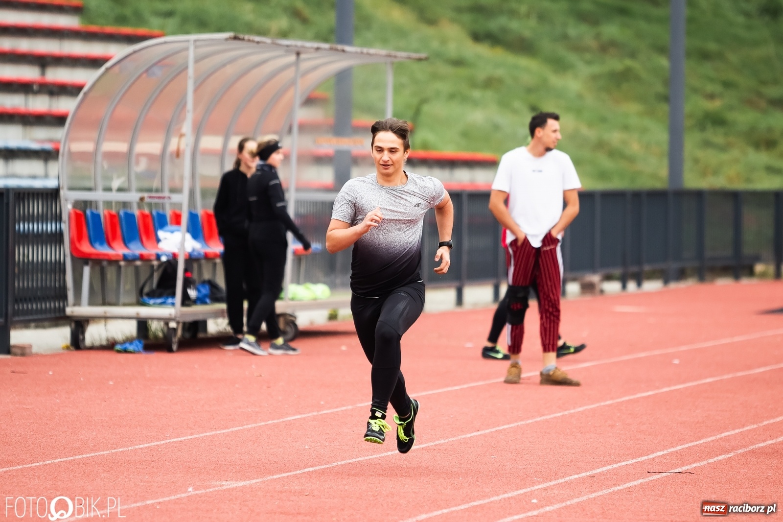 Zdjęcie w galerii na portalu naszraciborz.pl: Rywalizacja lekkoatletyczna na stadionie wiadomości z regionu