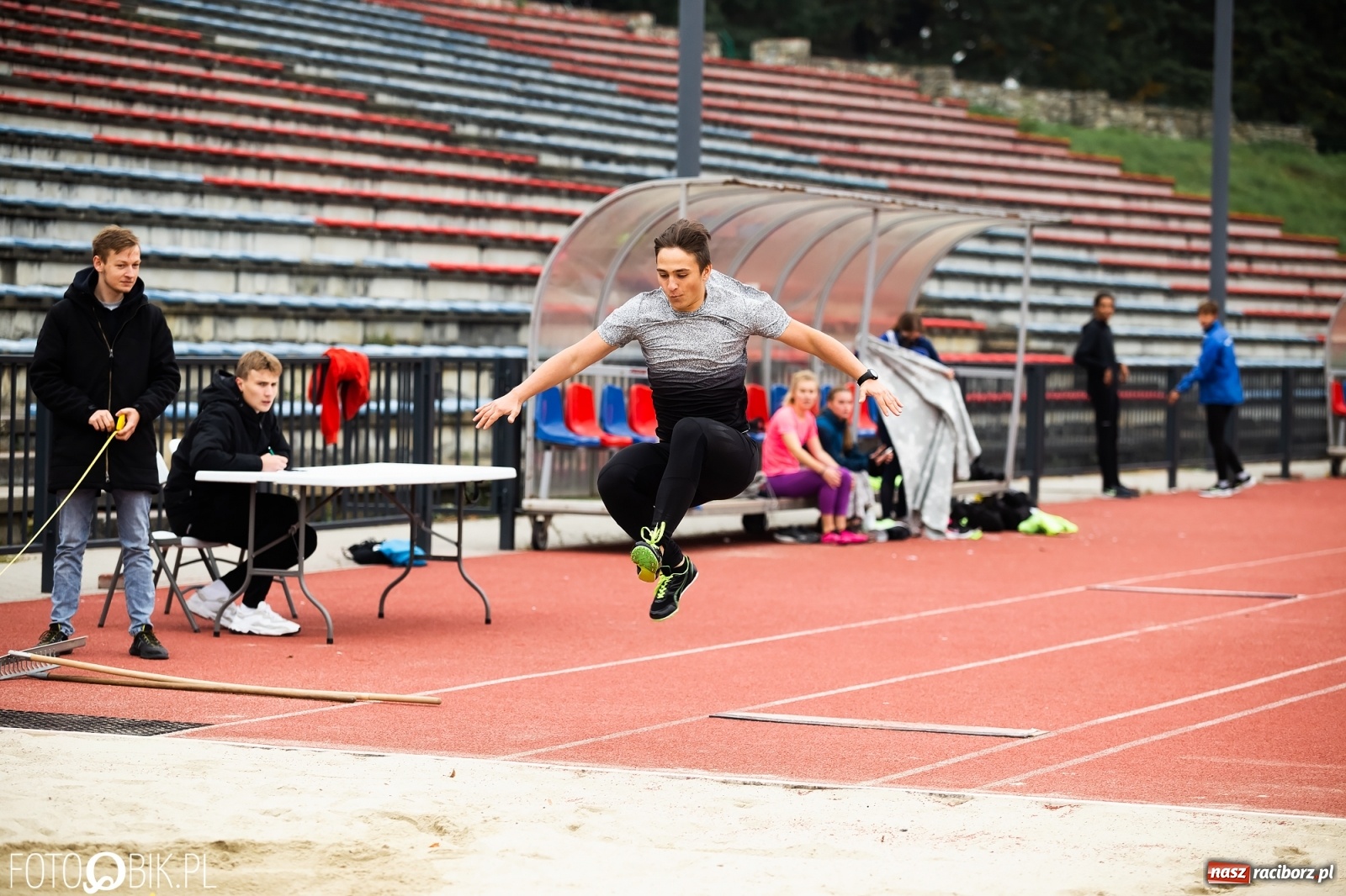 Zdjęcie w galerii na portalu naszraciborz.pl: Rywalizacja lekkoatletyczna na stadionie wiadomości z regionu