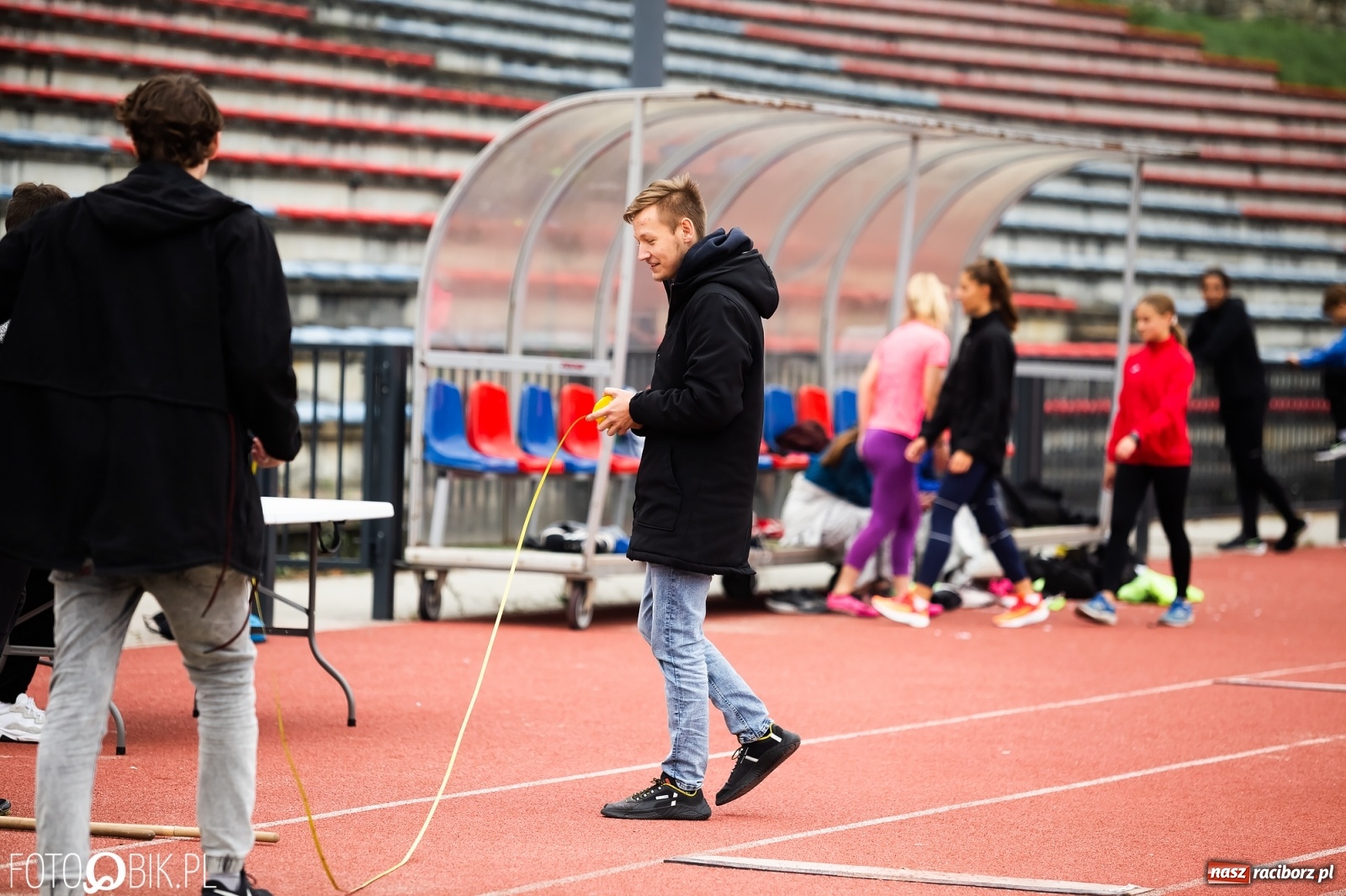 Zdjęcie w galerii na portalu naszraciborz.pl: Rywalizacja lekkoatletyczna na stadionie wiadomości z regionu