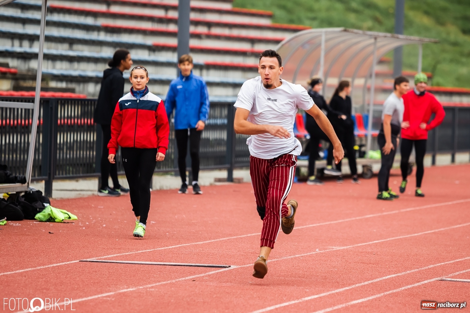 Zdjęcie w galerii na portalu naszraciborz.pl: Rywalizacja lekkoatletyczna na stadionie wiadomości z regionu