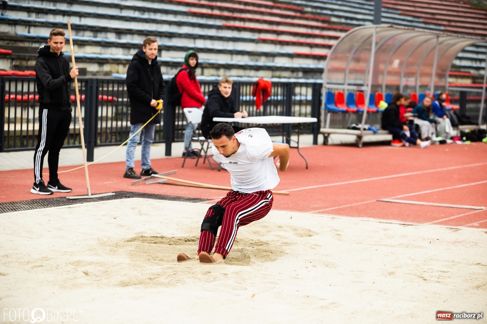 Zdjęcie w galerii na portalu naszraciborz.pl: Rywalizacja lekkoatletyczna na stadionie wiadomości z regionu