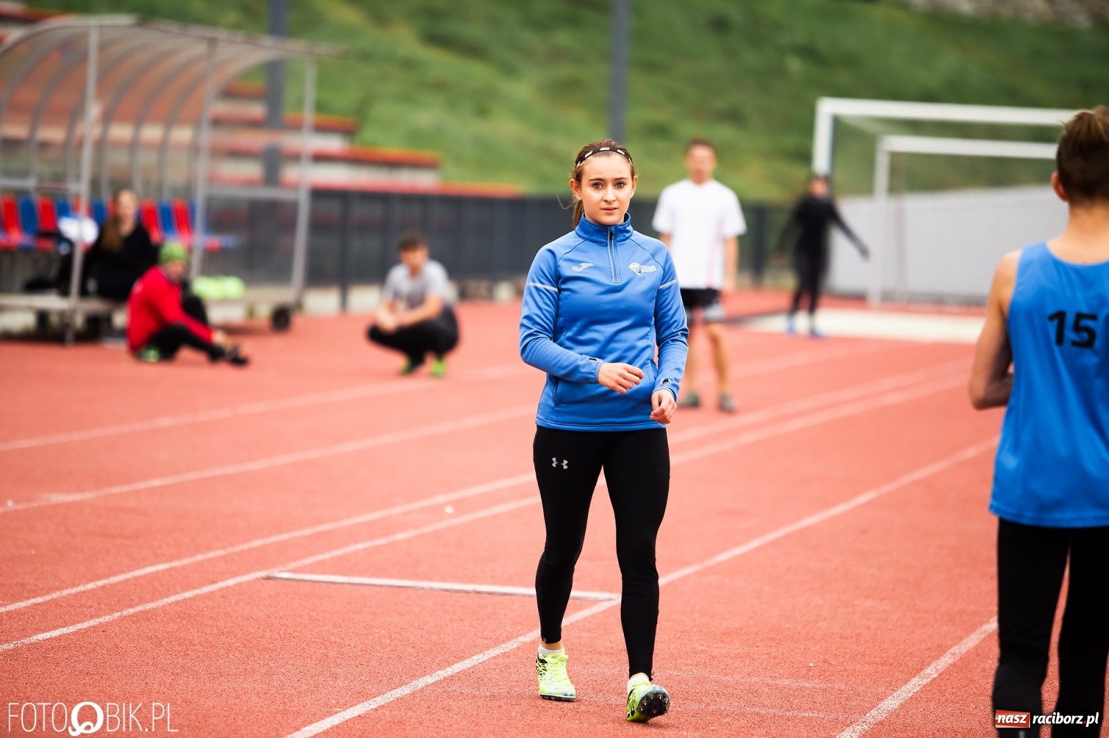 Zdjęcie w galerii na portalu naszraciborz.pl: Rywalizacja lekkoatletyczna na stadionie wiadomości z regionu