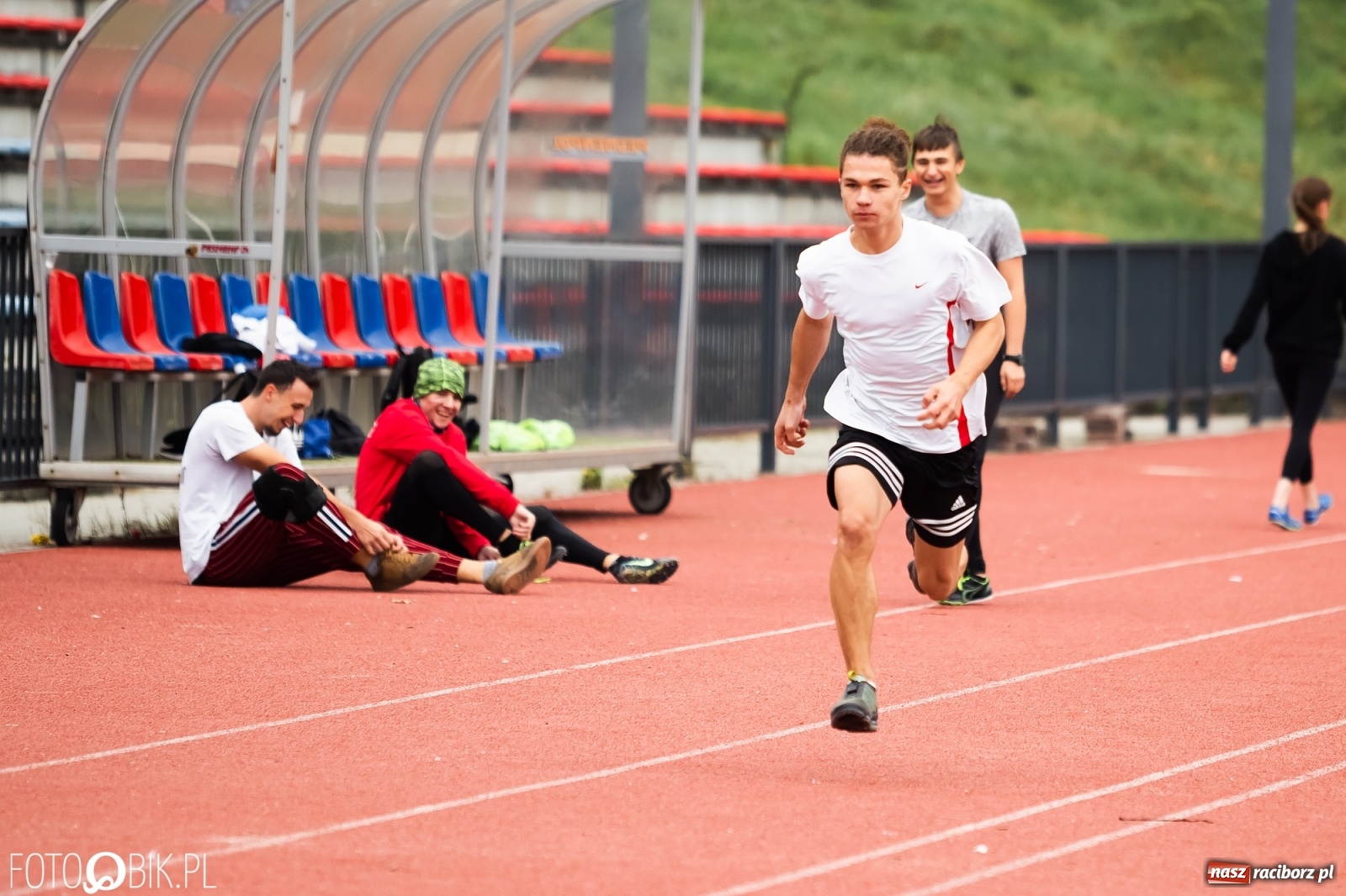 Zdjęcie w galerii na portalu naszraciborz.pl: Rywalizacja lekkoatletyczna na stadionie wiadomości z regionu