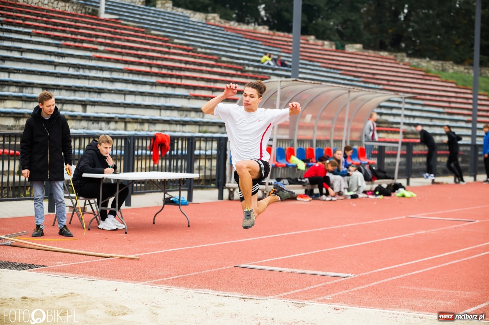 Zdjęcie w galerii na portalu naszraciborz.pl: Rywalizacja lekkoatletyczna na stadionie wiadomości z regionu