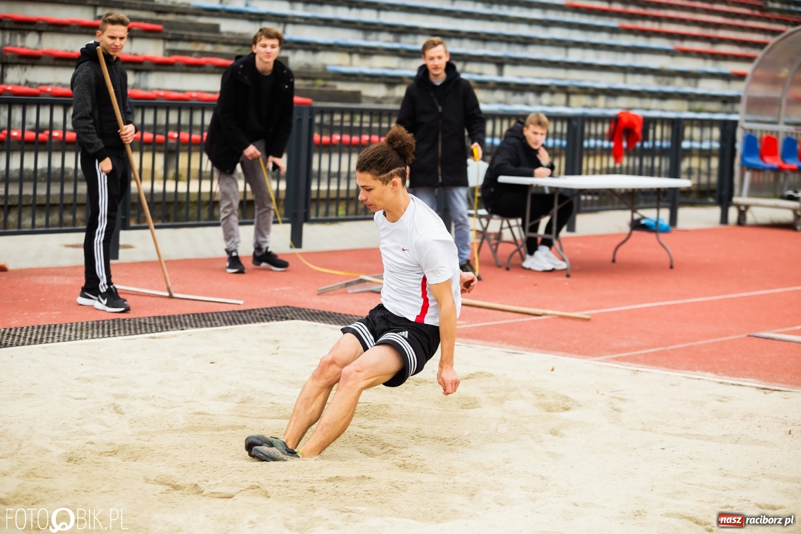 Zdjęcie w galerii na portalu naszraciborz.pl: Rywalizacja lekkoatletyczna na stadionie wiadomości z regionu