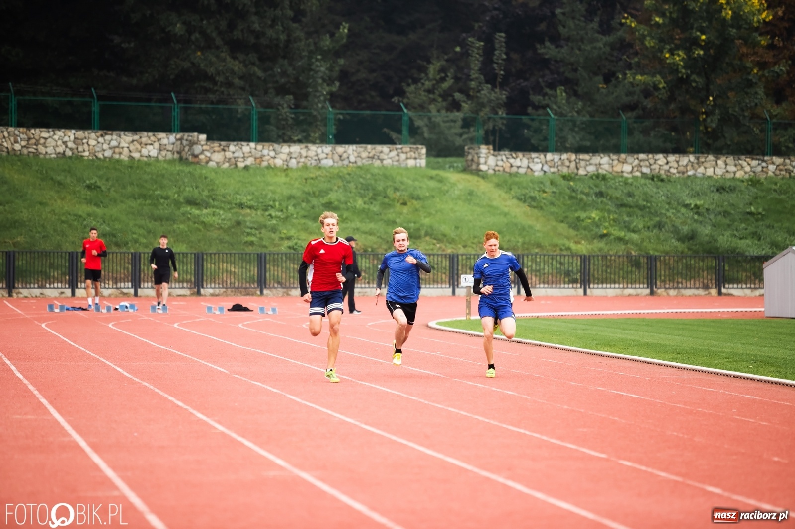 Zdjęcie w galerii na portalu naszraciborz.pl: Rywalizacja lekkoatletyczna na stadionie wiadomości z regionu