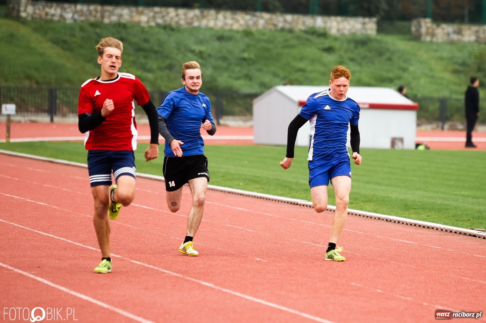 Zdjęcie w galerii na portalu naszraciborz.pl: Rywalizacja lekkoatletyczna na stadionie wiadomości z regionu