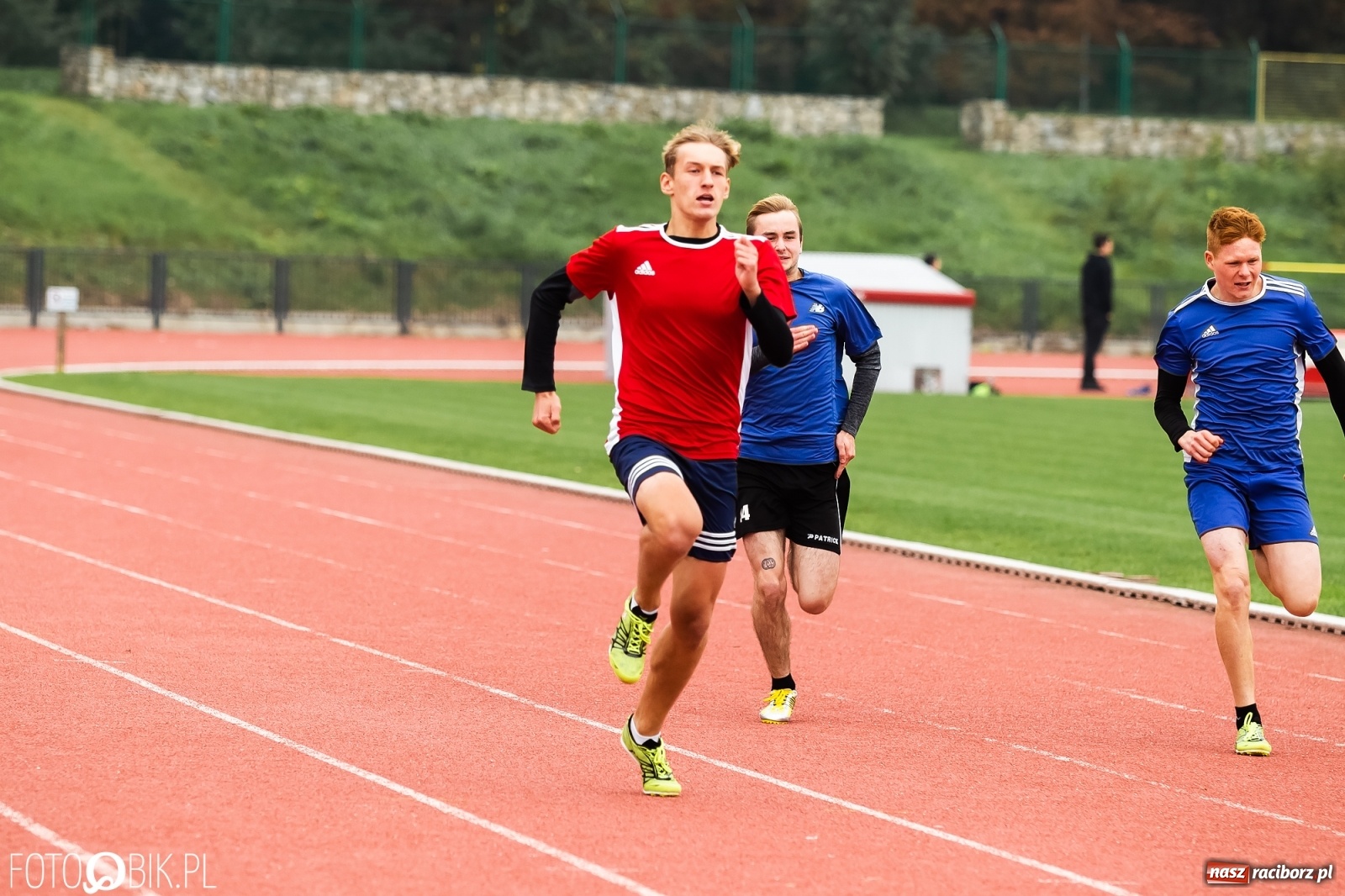 Zdjęcie w galerii na portalu naszraciborz.pl: Rywalizacja lekkoatletyczna na stadionie wiadomości z regionu