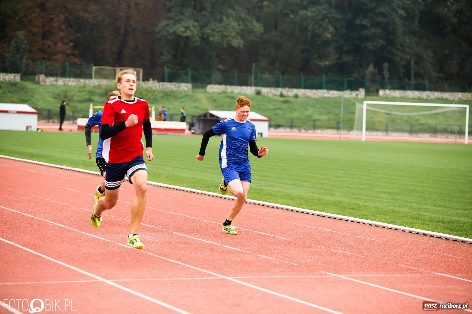 Zdjęcie w galerii na portalu naszraciborz.pl: Rywalizacja lekkoatletyczna na stadionie wiadomości z regionu