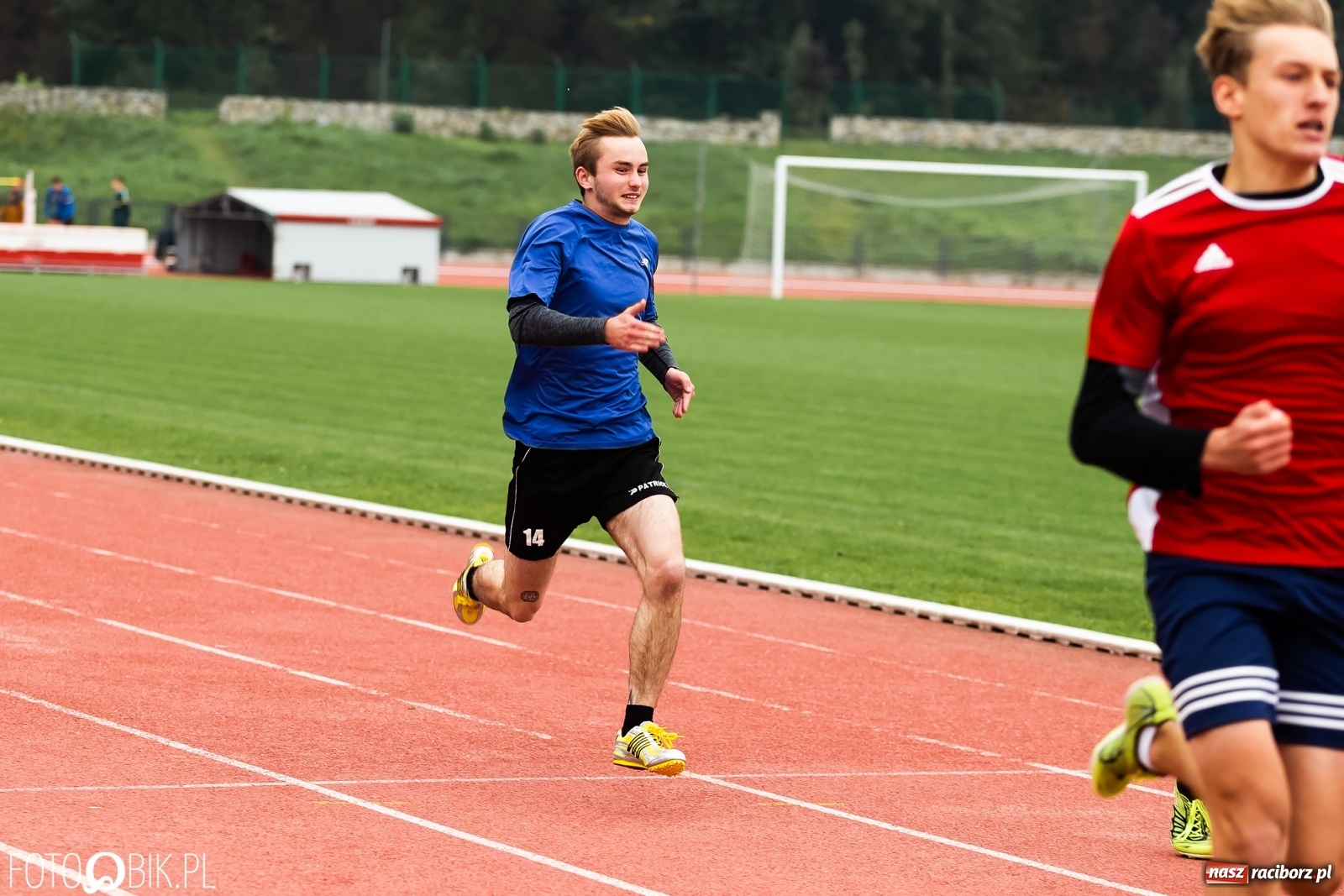 Zdjęcie w galerii na portalu naszraciborz.pl: Rywalizacja lekkoatletyczna na stadionie wiadomości z regionu