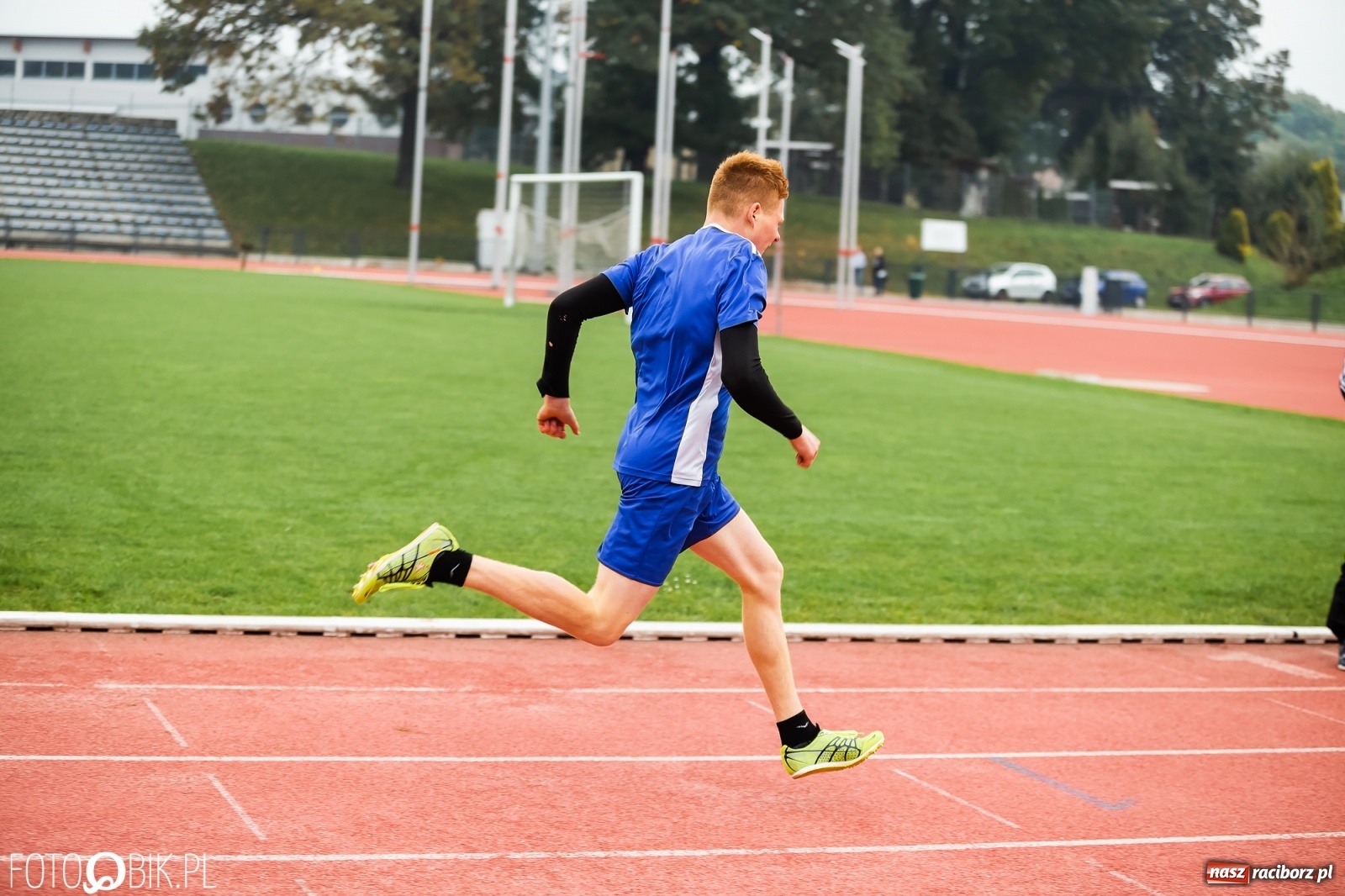 Zdjęcie w galerii na portalu naszraciborz.pl: Rywalizacja lekkoatletyczna na stadionie wiadomości z regionu