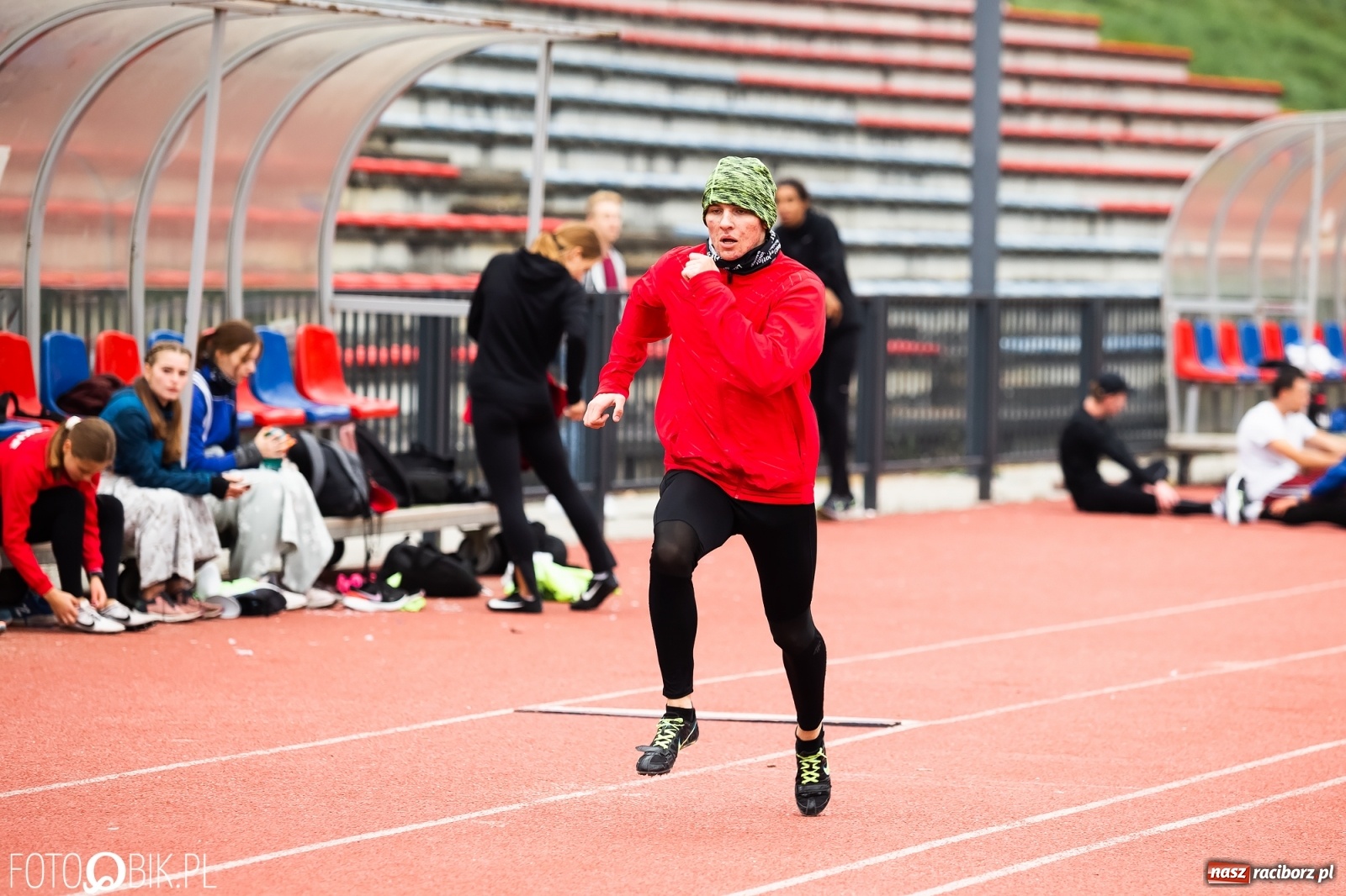Zdjęcie w galerii na portalu naszraciborz.pl: Rywalizacja lekkoatletyczna na stadionie wiadomości z regionu
