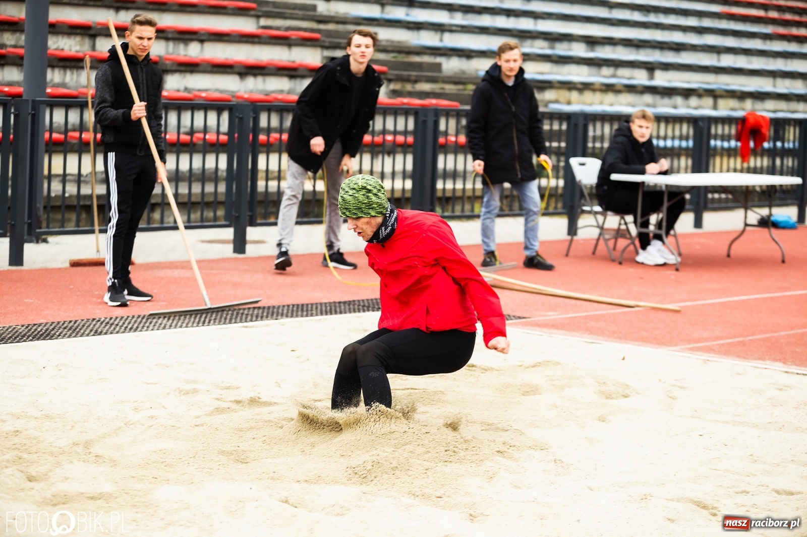 Zdjęcie w galerii na portalu naszraciborz.pl: Rywalizacja lekkoatletyczna na stadionie wiadomości z regionu