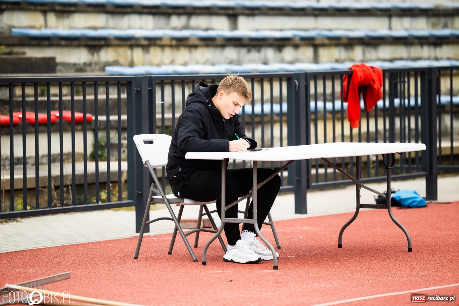 Zdjęcie w galerii na portalu naszraciborz.pl: Rywalizacja lekkoatletyczna na stadionie wiadomości z regionu