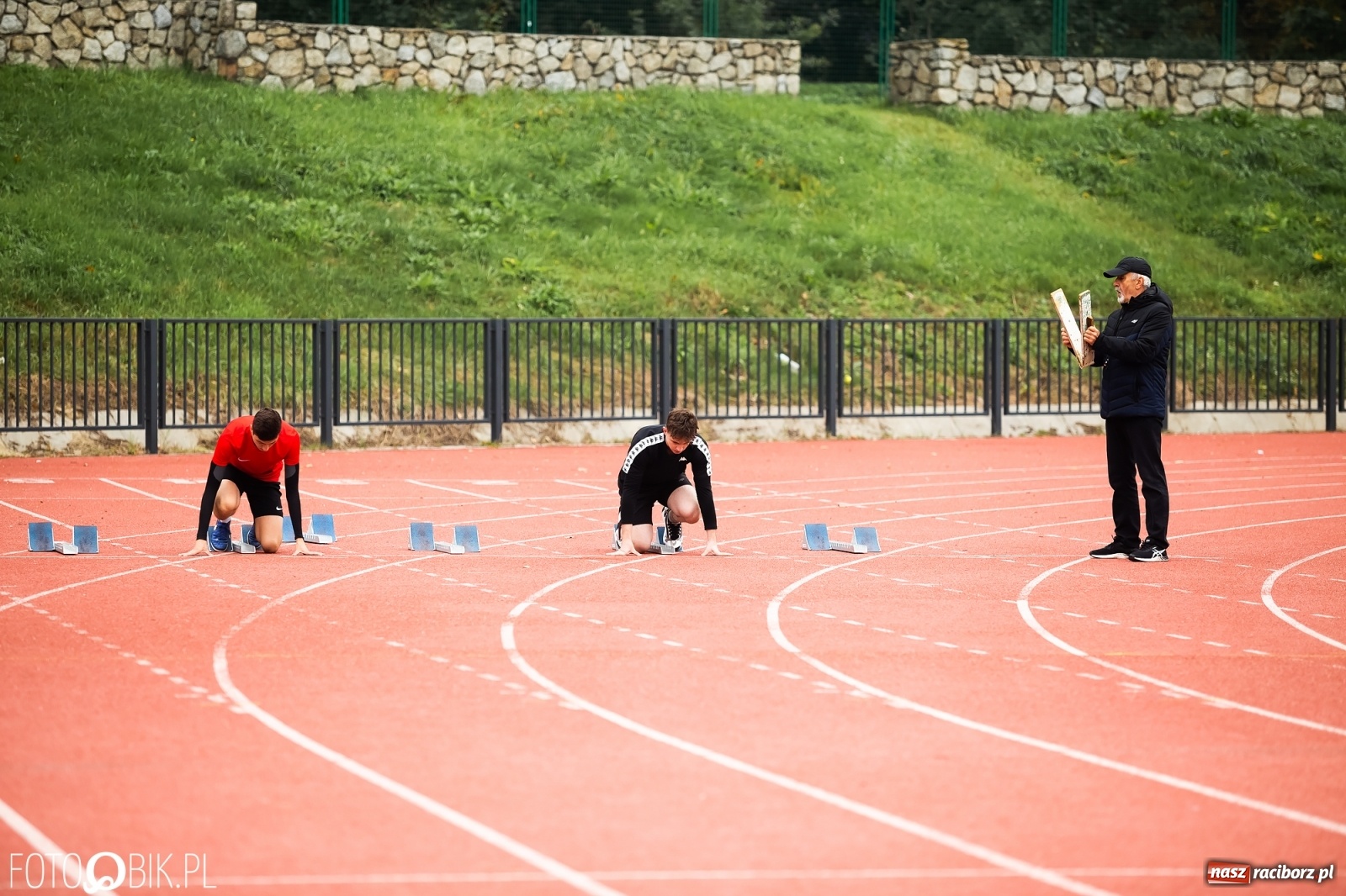 Zdjęcie w galerii na portalu naszraciborz.pl: Rywalizacja lekkoatletyczna na stadionie wiadomości z regionu
