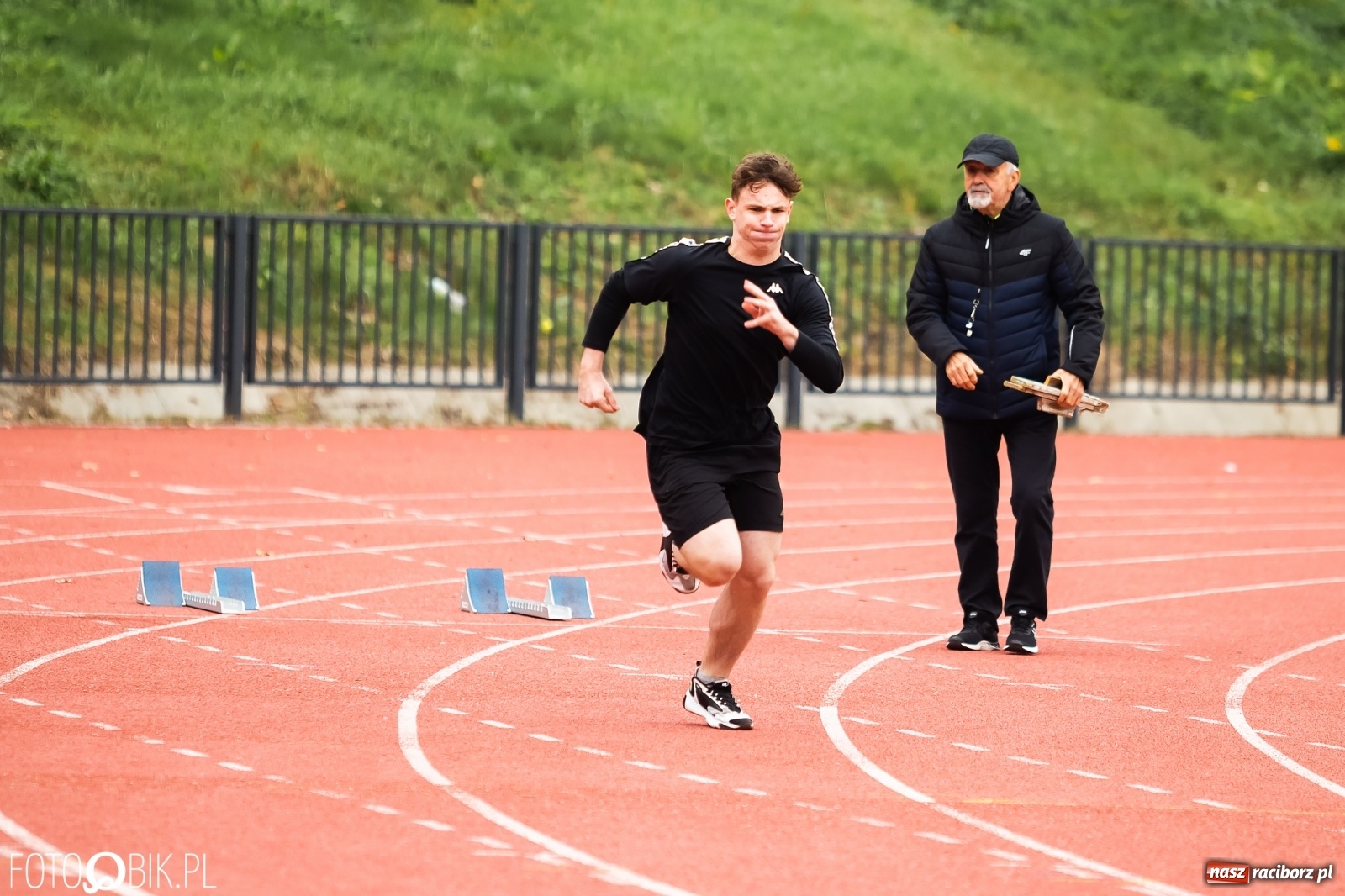Zdjęcie w galerii na portalu naszraciborz.pl: Rywalizacja lekkoatletyczna na stadionie wiadomości z regionu