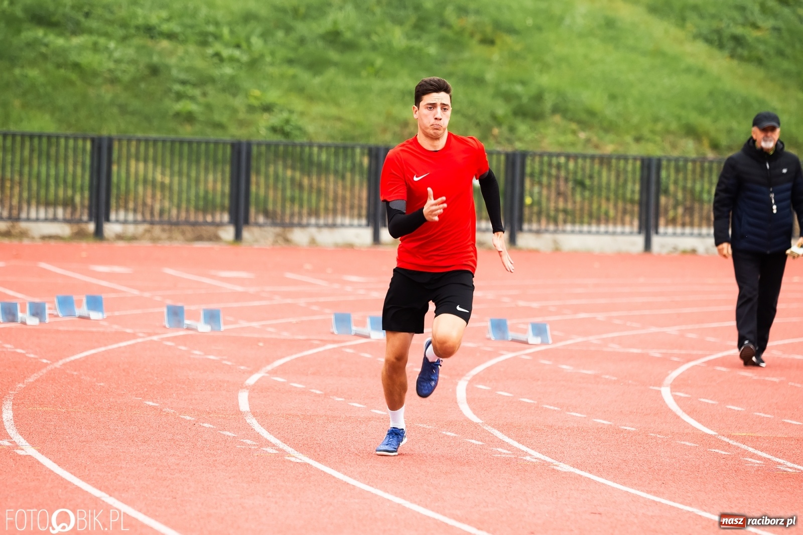 Zdjęcie w galerii na portalu naszraciborz.pl: Rywalizacja lekkoatletyczna na stadionie wiadomości z regionu