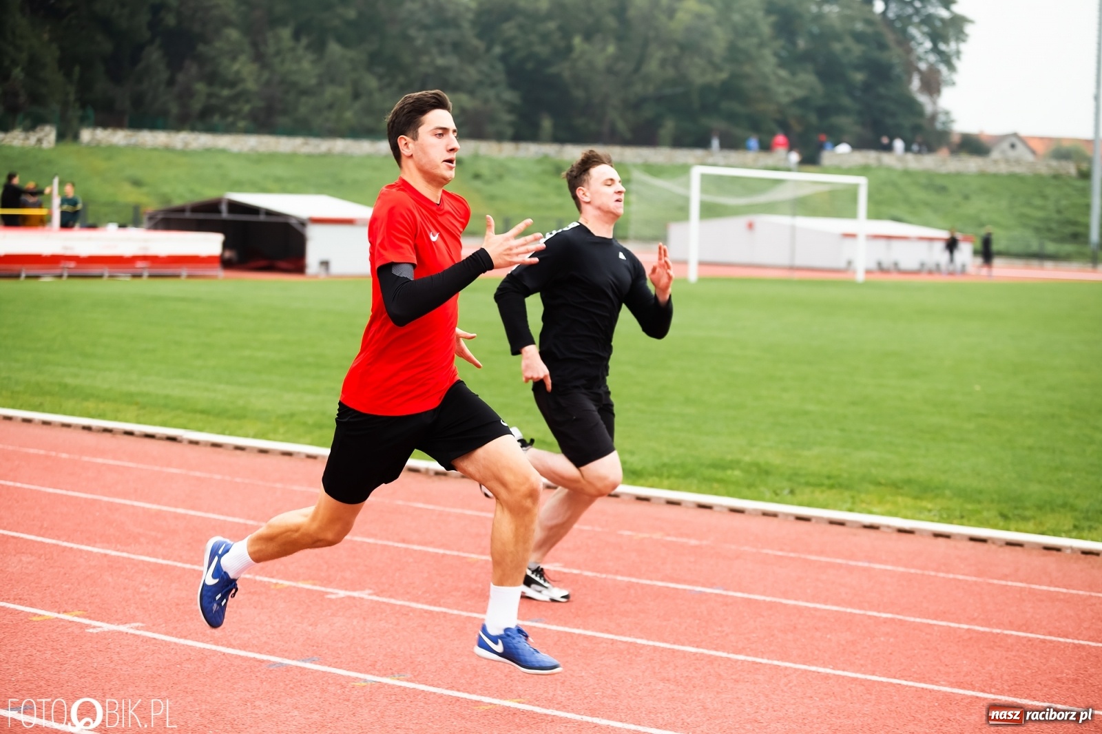 Zdjęcie w galerii na portalu naszraciborz.pl: Rywalizacja lekkoatletyczna na stadionie wiadomości z regionu