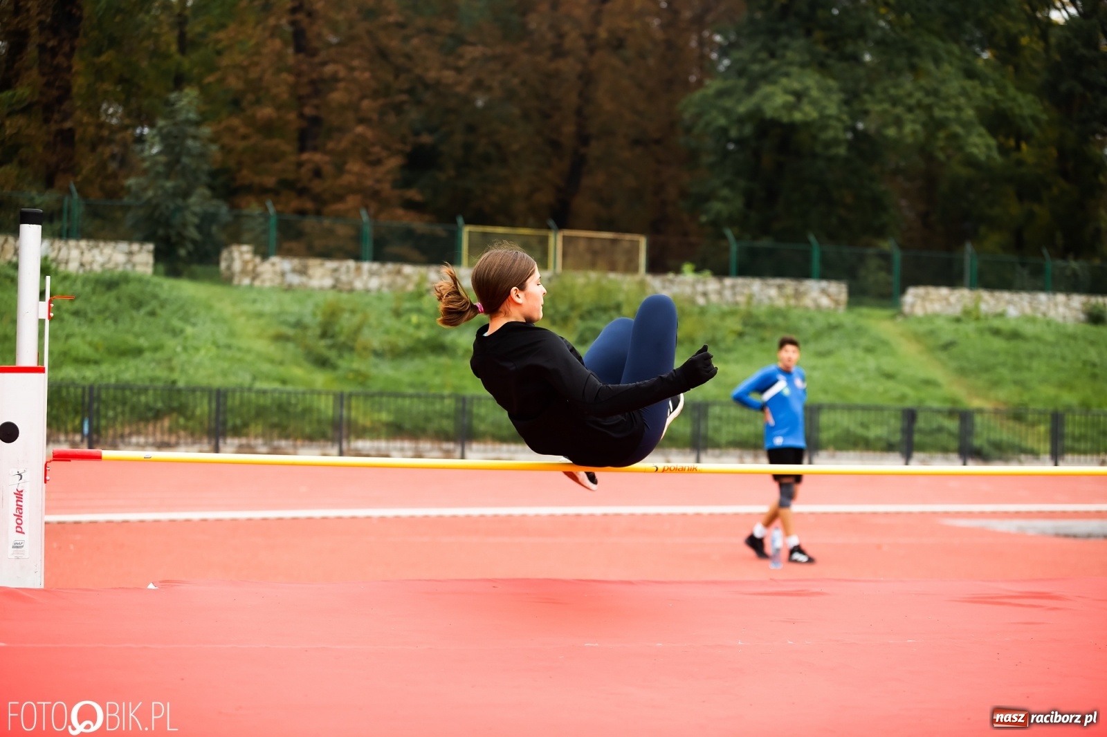 Zdjęcie w galerii na portalu naszraciborz.pl: Rywalizacja lekkoatletyczna na stadionie wiadomości z regionu