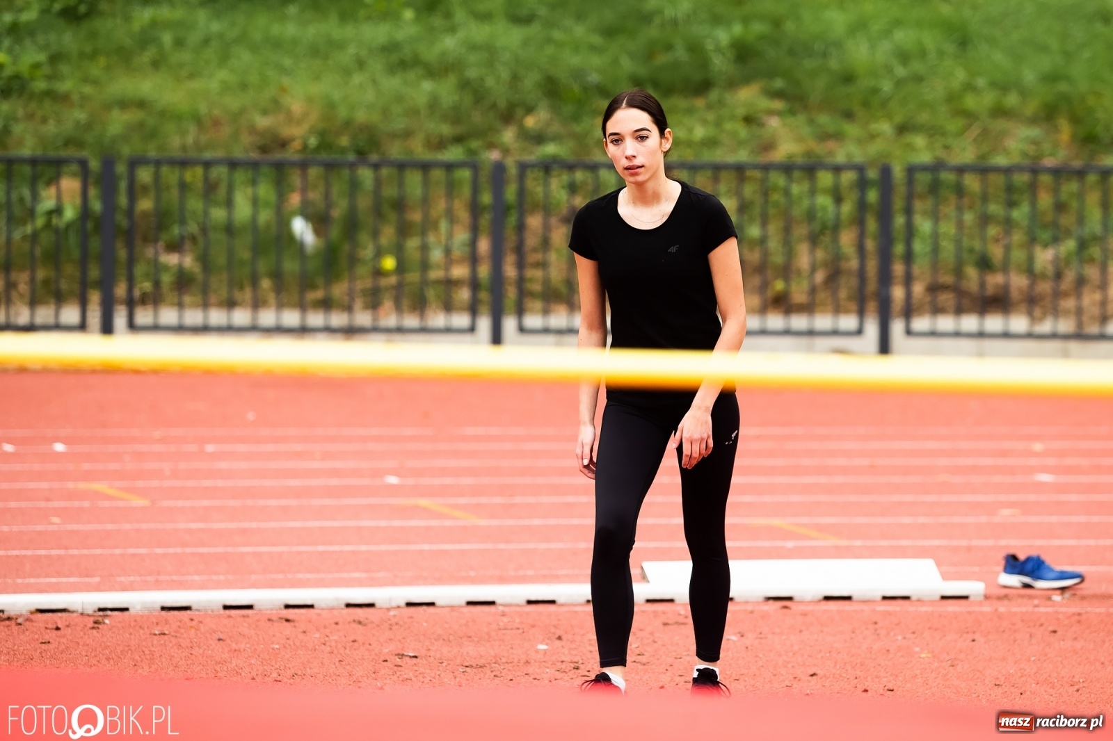 Zdjęcie w galerii na portalu naszraciborz.pl: Rywalizacja lekkoatletyczna na stadionie wiadomości z regionu