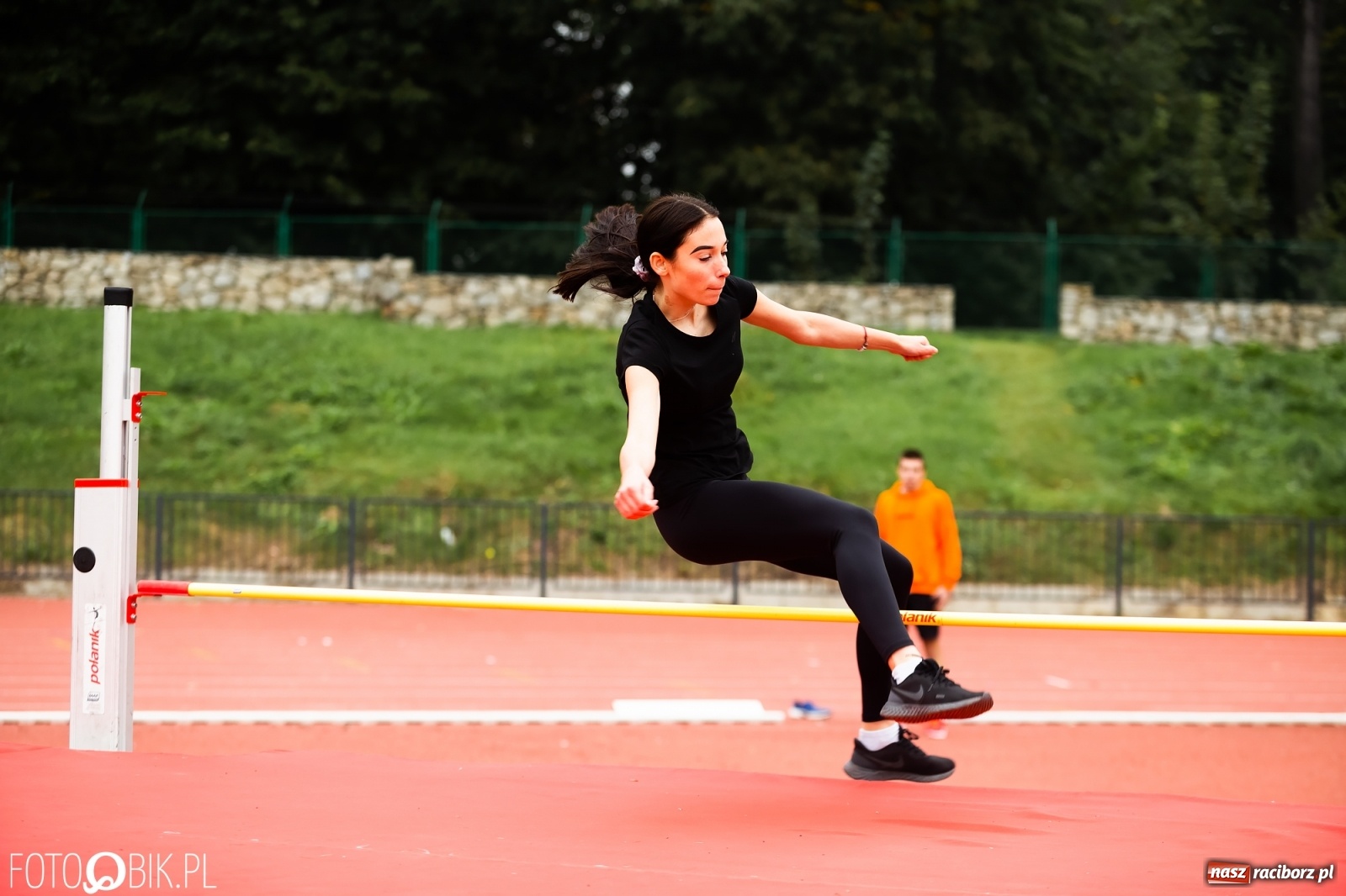 Zdjęcie w galerii na portalu naszraciborz.pl: Rywalizacja lekkoatletyczna na stadionie wiadomości z regionu