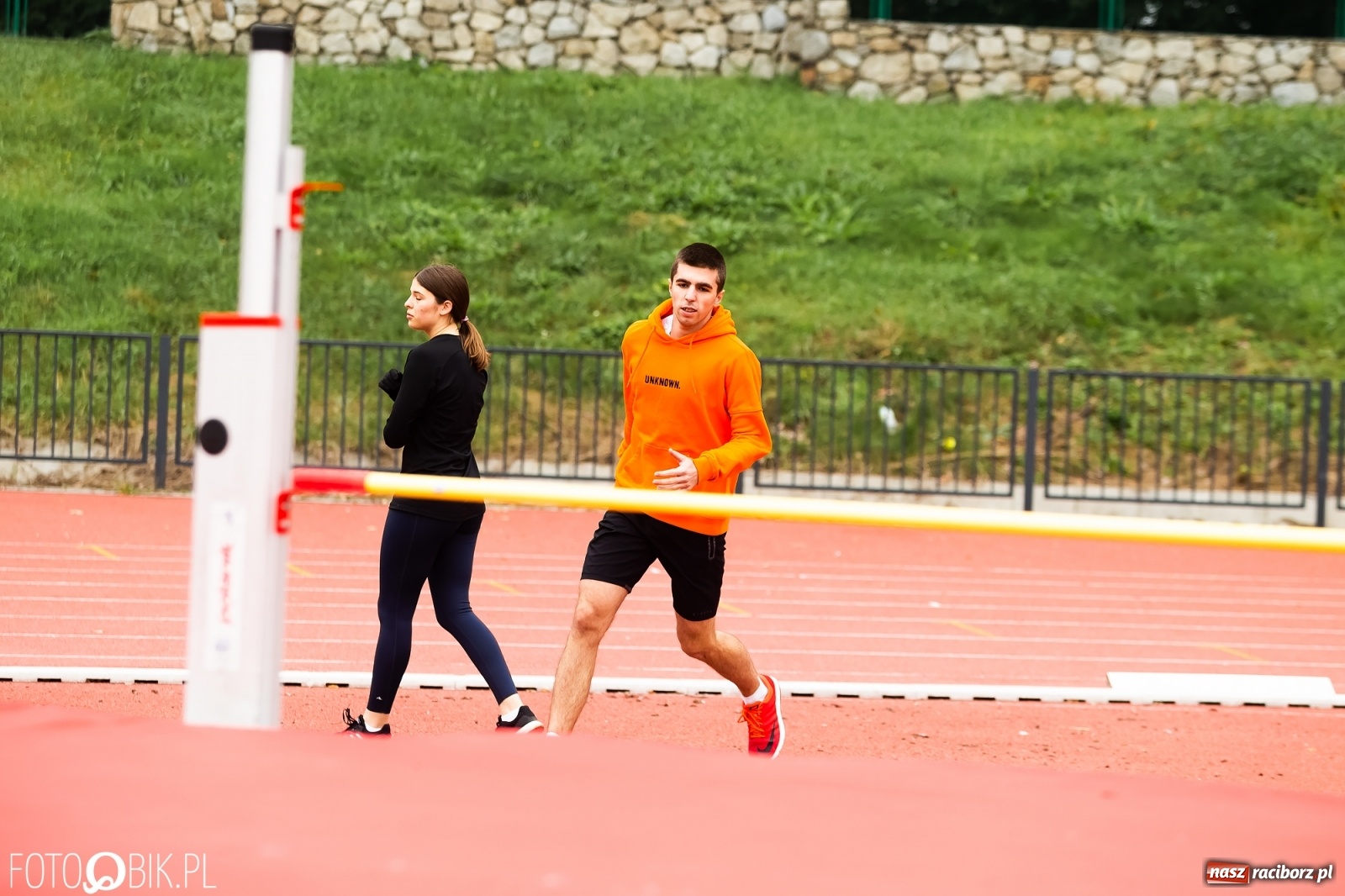 Zdjęcie w galerii na portalu naszraciborz.pl: Rywalizacja lekkoatletyczna na stadionie wiadomości z regionu