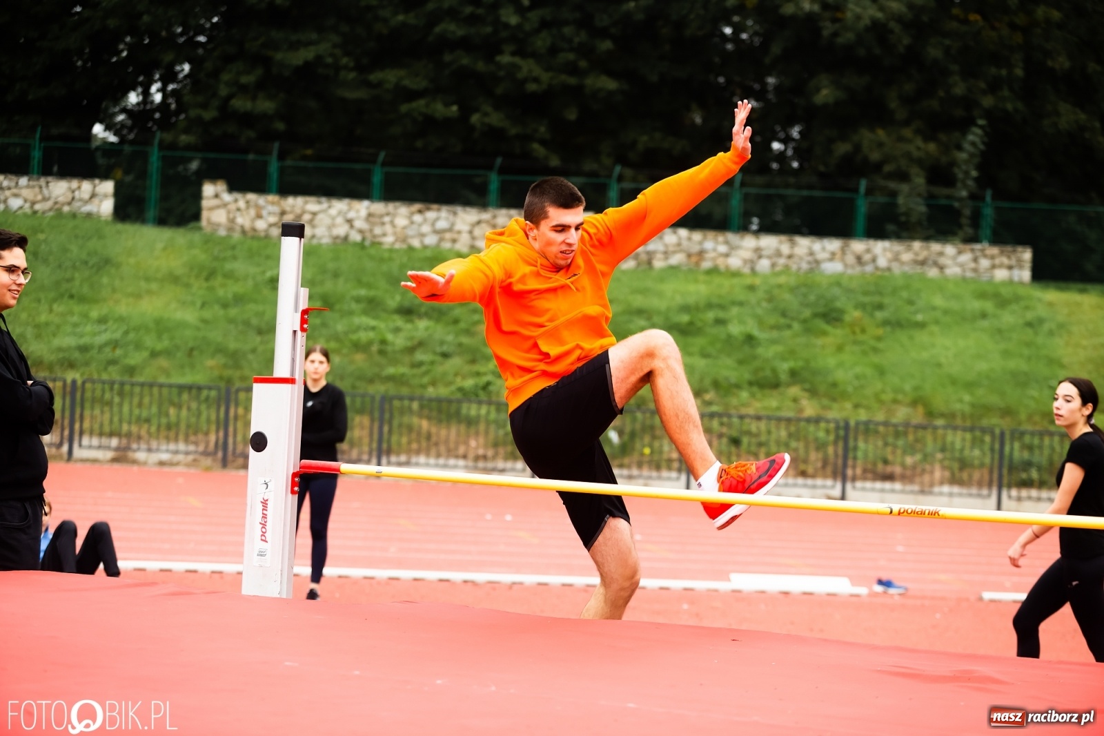 Zdjęcie w galerii na portalu naszraciborz.pl: Rywalizacja lekkoatletyczna na stadionie wiadomości z regionu