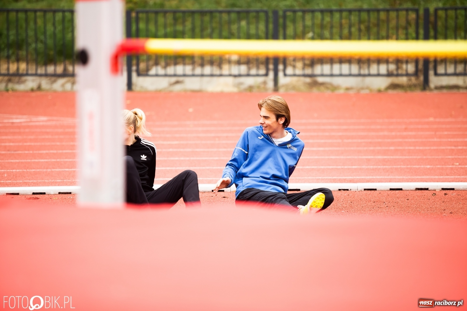 Zdjęcie w galerii na portalu naszraciborz.pl: Rywalizacja lekkoatletyczna na stadionie wiadomości z regionu