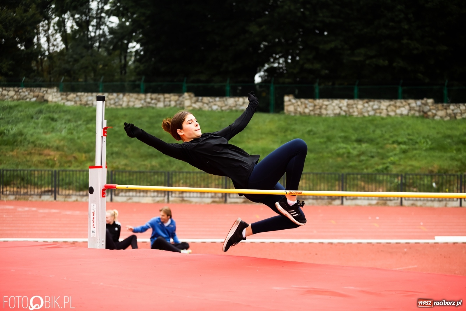 Zdjęcie w galerii na portalu naszraciborz.pl: Rywalizacja lekkoatletyczna na stadionie wiadomości z regionu