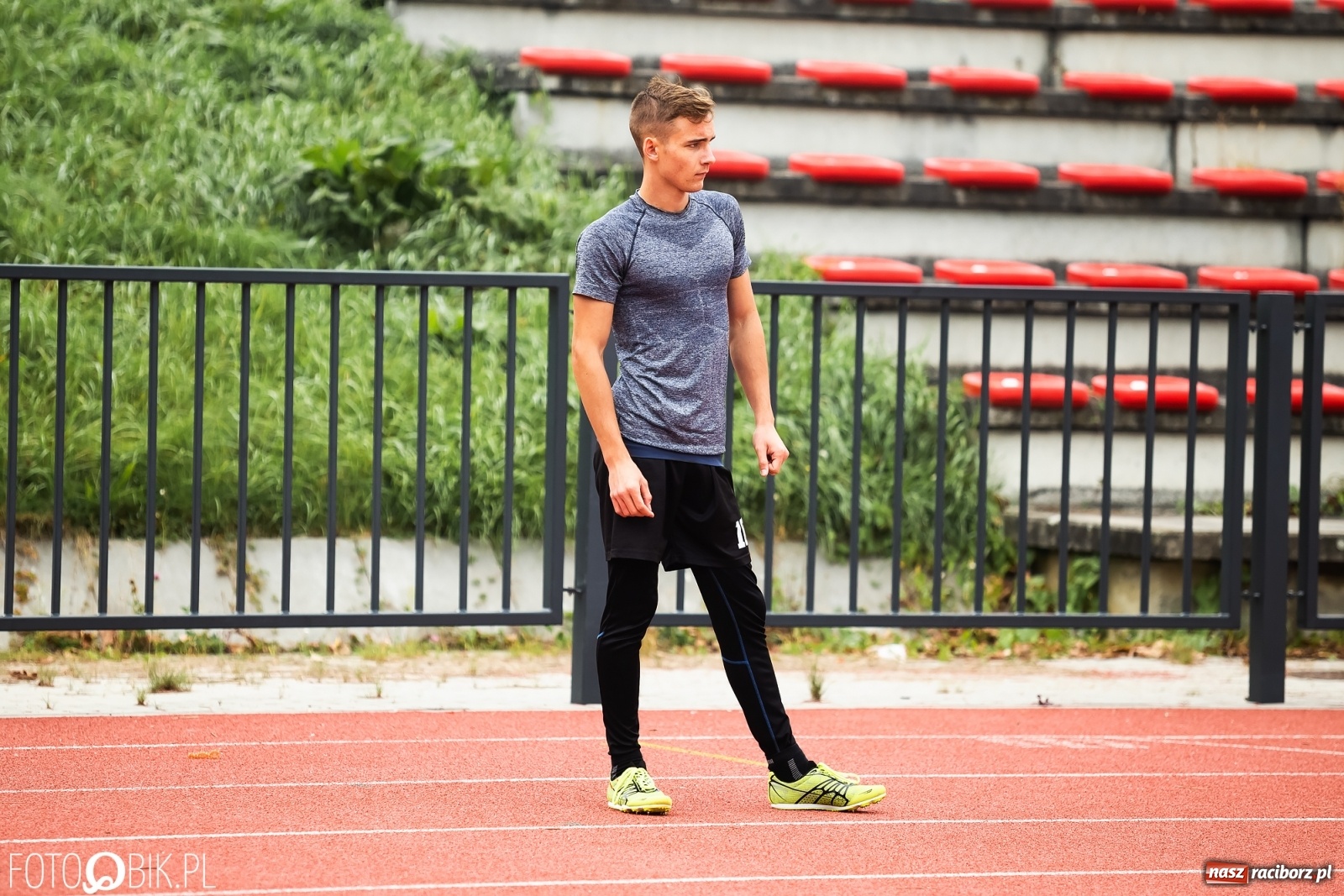 Zdjęcie w galerii na portalu naszraciborz.pl: Rywalizacja lekkoatletyczna na stadionie wiadomości z regionu