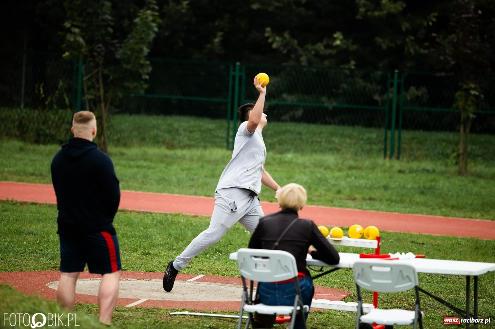Zdjęcie w galerii na portalu naszraciborz.pl: Rywalizacja lekkoatletyczna na stadionie wiadomości z regionu