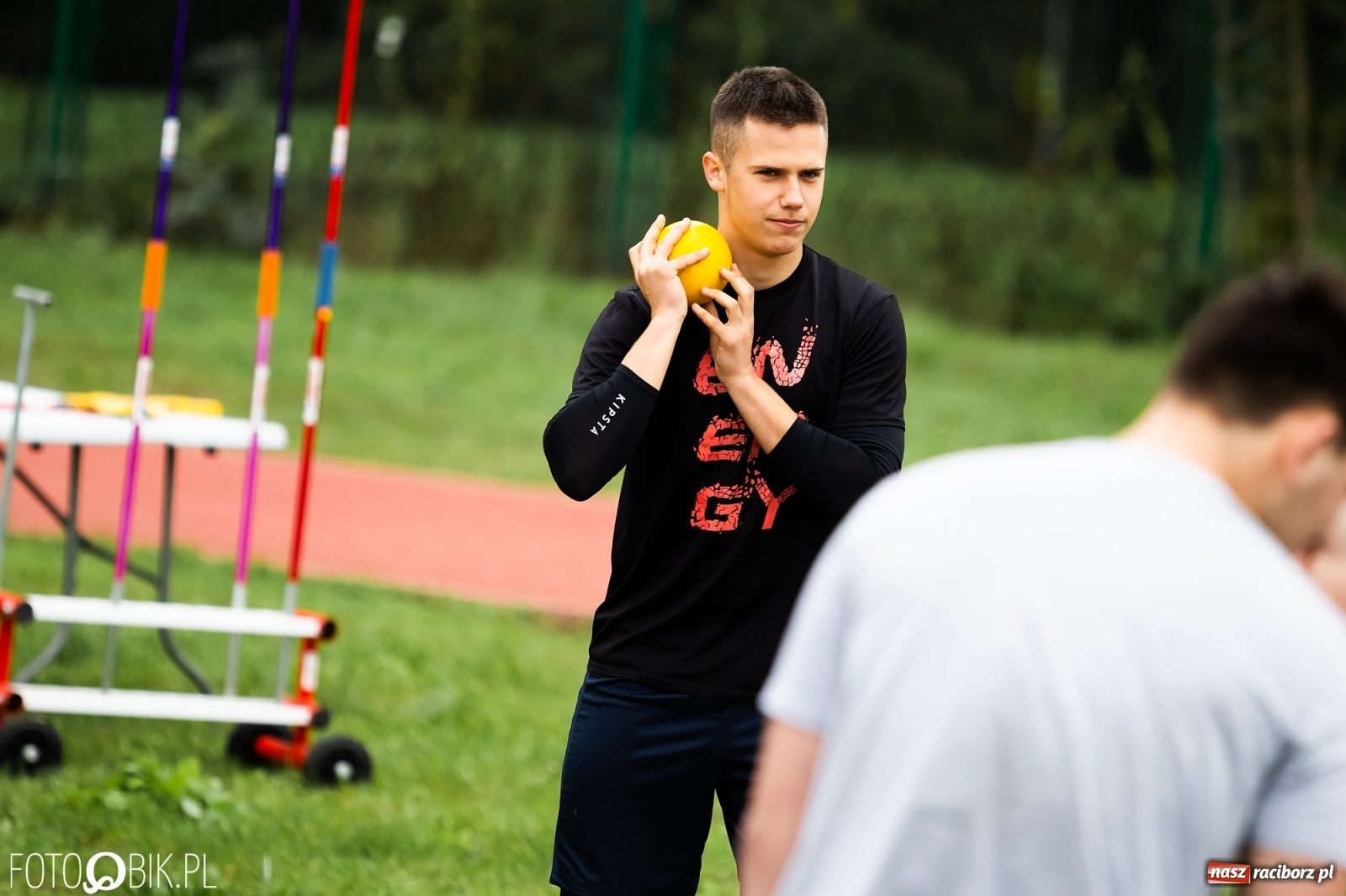 Zdjęcie w galerii na portalu naszraciborz.pl: Rywalizacja lekkoatletyczna na stadionie wiadomości z regionu