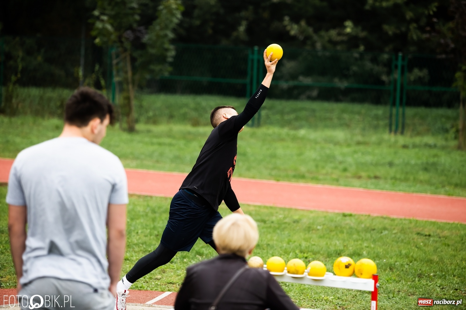 Zdjęcie w galerii na portalu naszraciborz.pl: Rywalizacja lekkoatletyczna na stadionie wiadomości z regionu