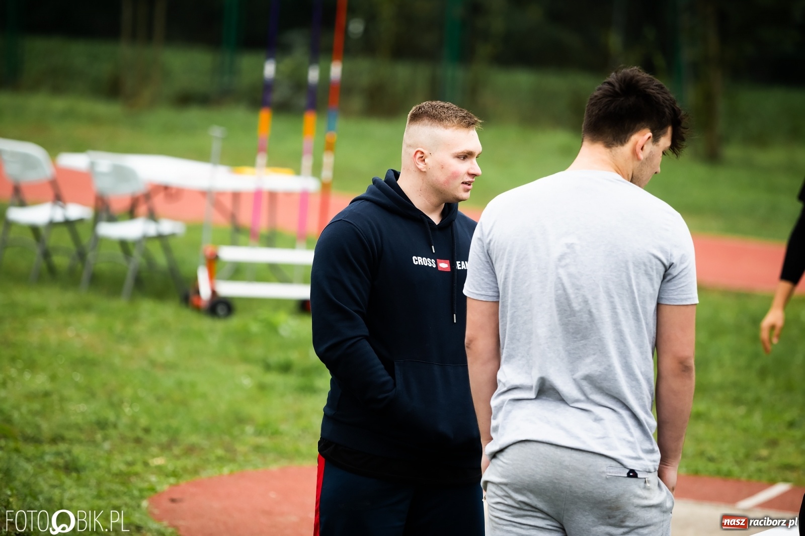 Zdjęcie w galerii na portalu naszraciborz.pl: Rywalizacja lekkoatletyczna na stadionie wiadomości z regionu